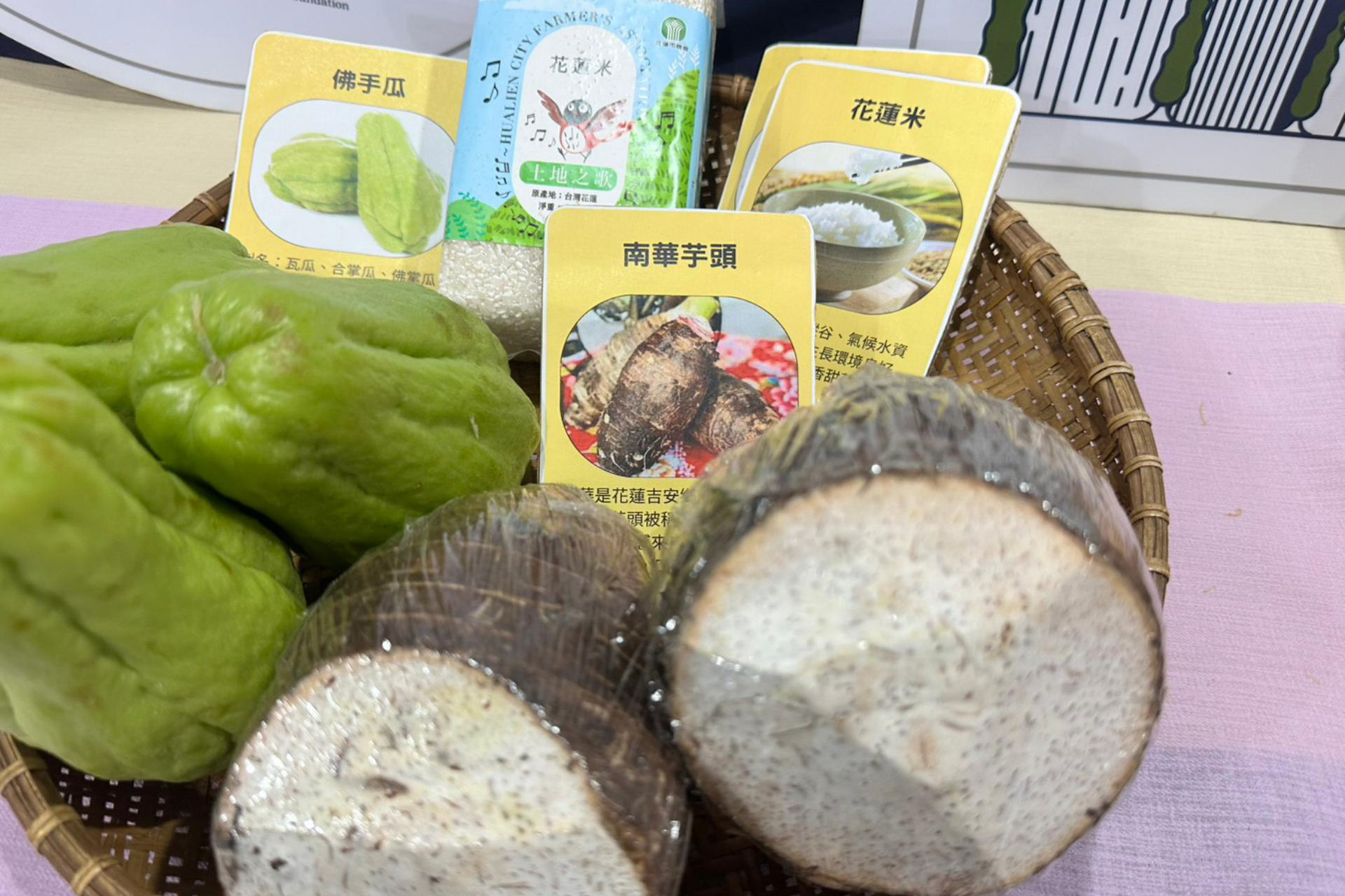 花蓮慈院作品「彩蔬蘋果芋泥捲」採用在地小農芋頭，以愛心、低碳結合創意，傳達健康意識和對花蓮農業的關懷。