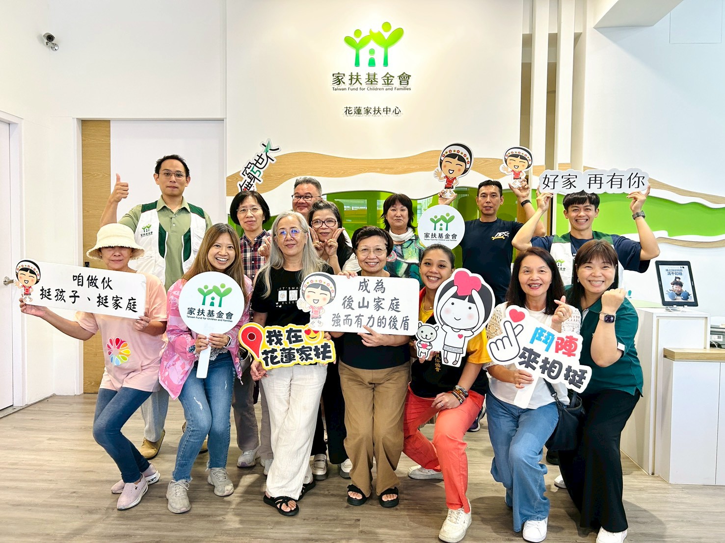 與愛心攤商夥伴合影，展現在地人挺在地人、守護兒少夢想的堅實力量