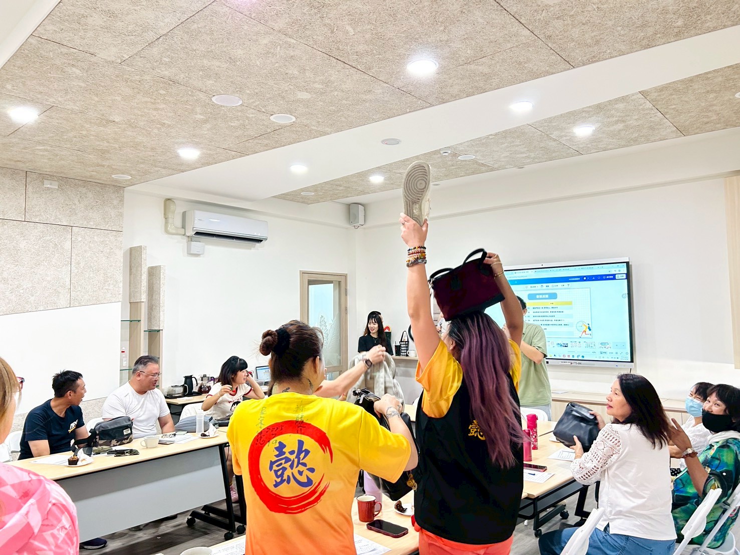 為了凝聚力量，以破冰遊戲開場，讓攤商夥伴們在溫馨互動中拉近距離