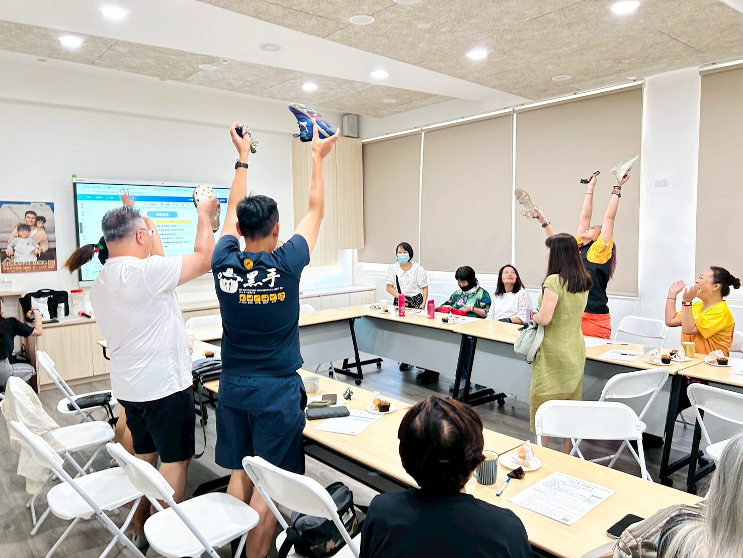 為了凝聚力量，以破冰遊戲開場，讓攤商夥伴們在溫馨互動中拉近距離 