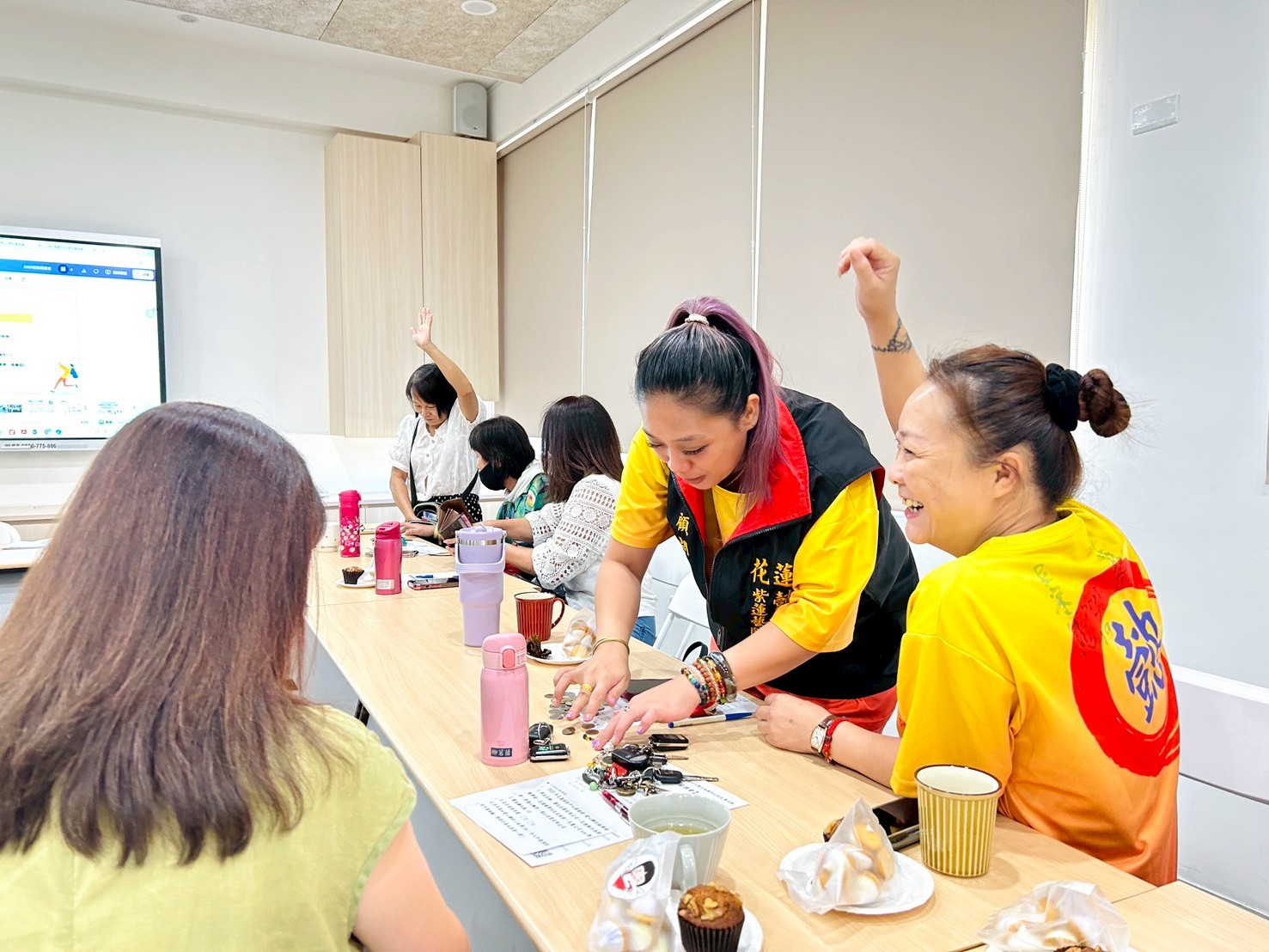 眾多長年支持的在地「鐵粉」愛心攤商夥伴齊聚說明會現場，展現堅守在地情懷、力挺兒少夢想的決心