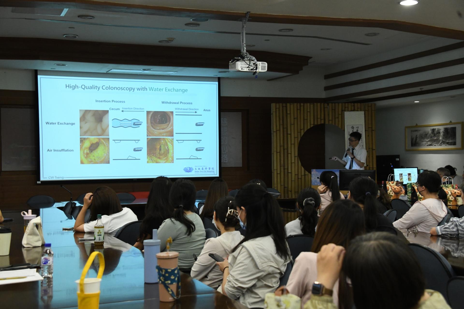 內科部曾志偉主任分享換水式大腸鏡技術