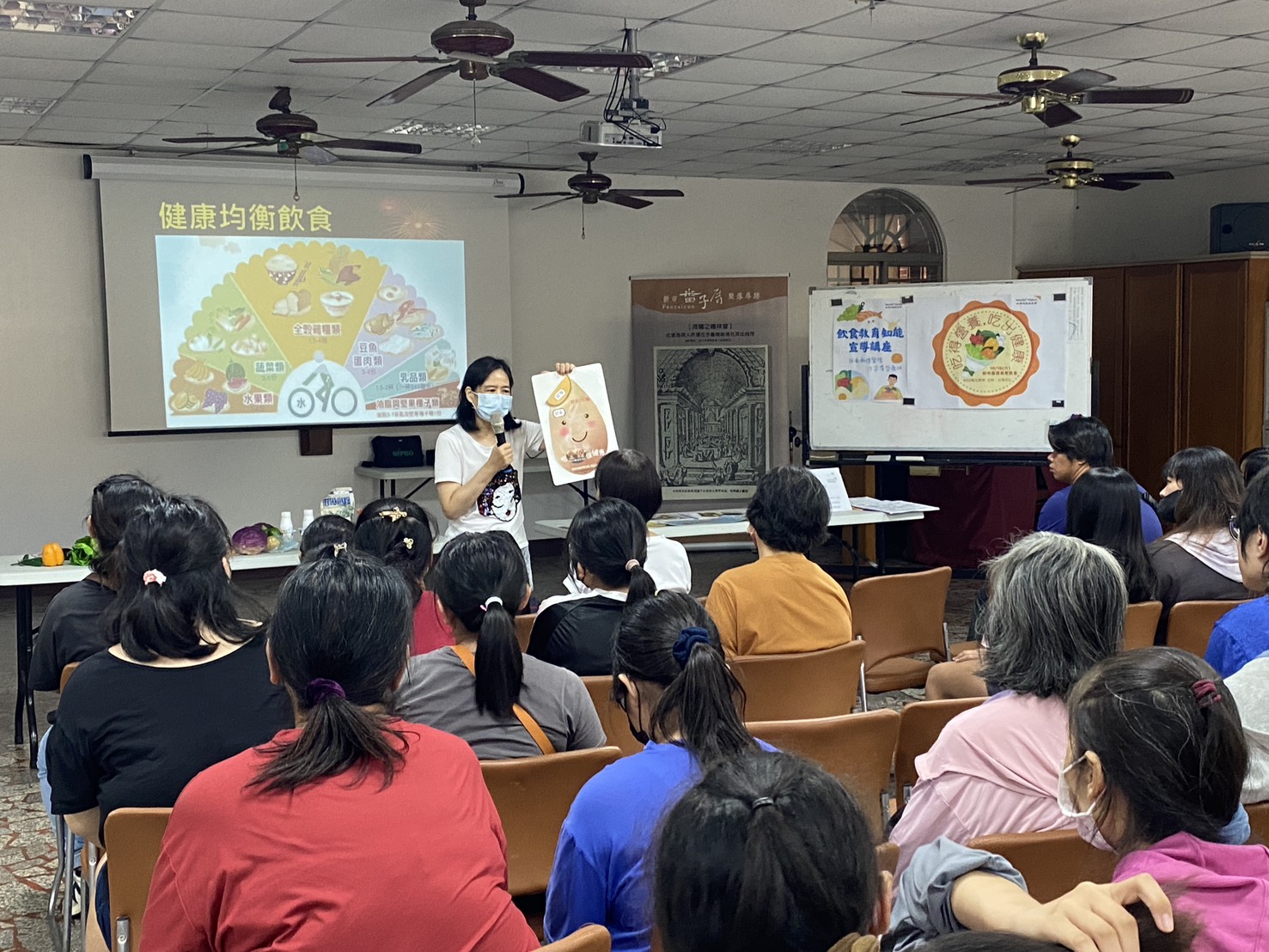 台南新樓醫院營養師方姿萍於講座中，帶領家長與孩子學習健康飲食觀念。