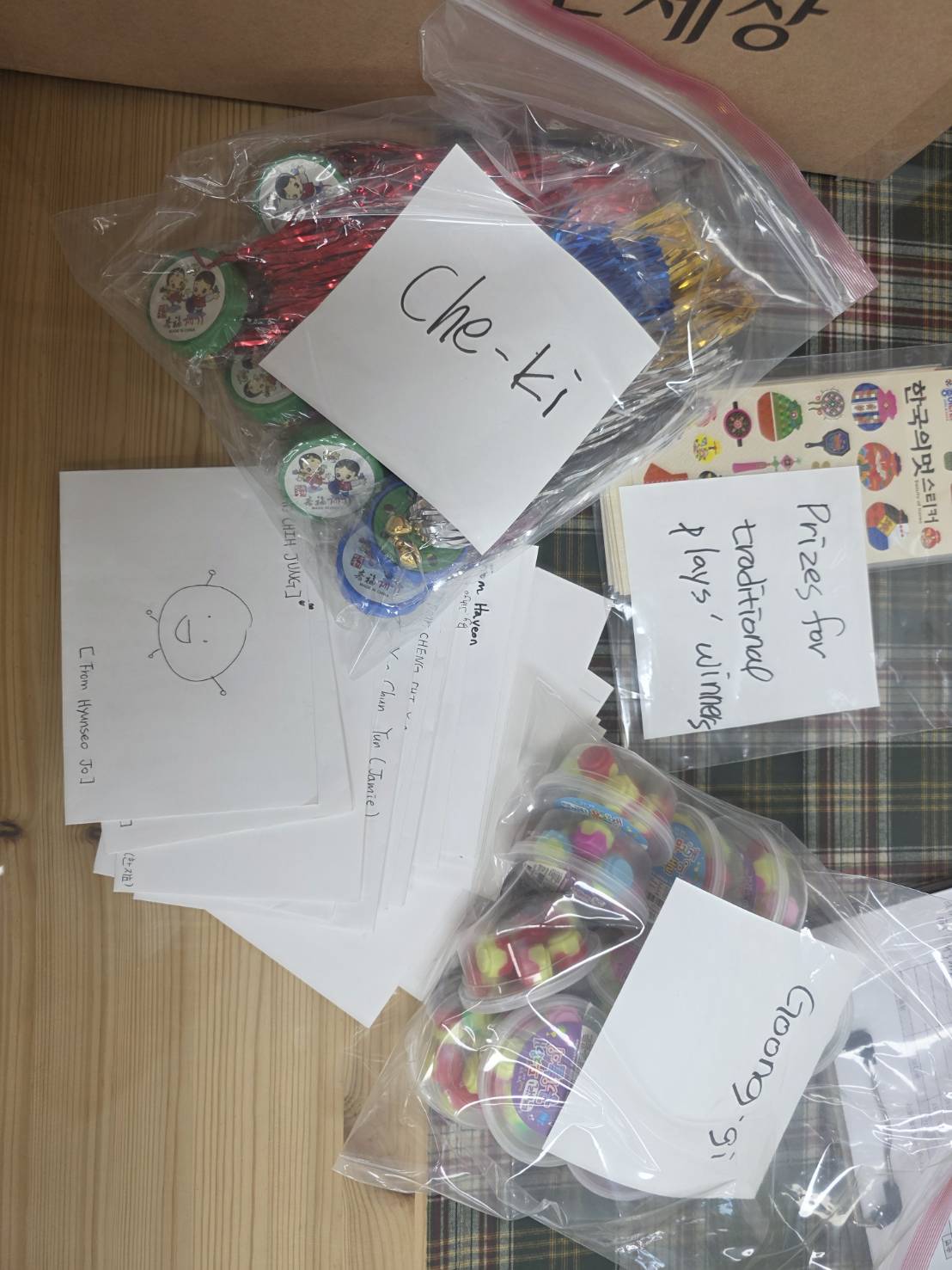 遠從韓國來的文化箱，裡面的snail mail、毽子、貼紙。