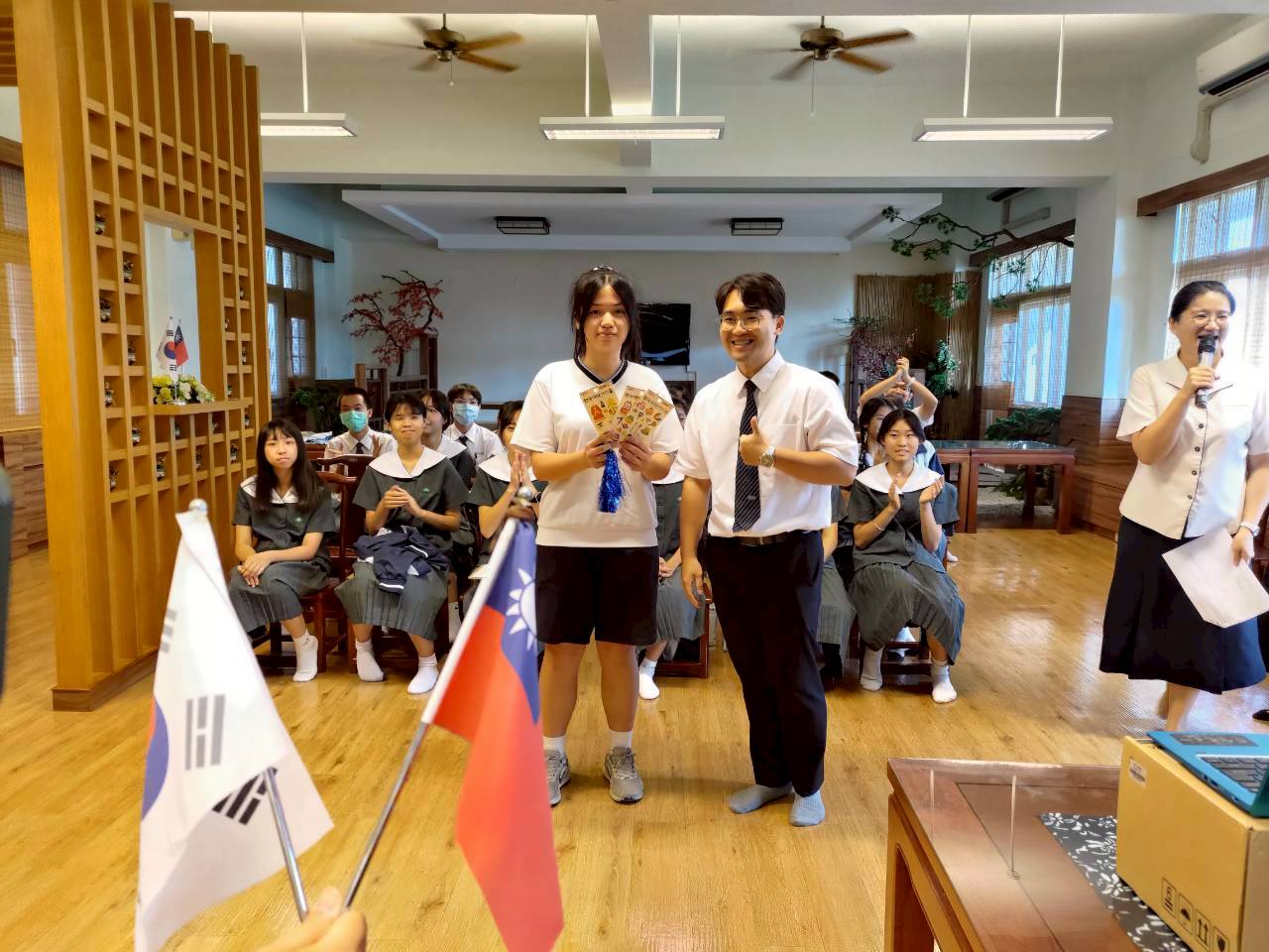 踢毽子冠軍趙同學接受陳平瑋老師頒獎。