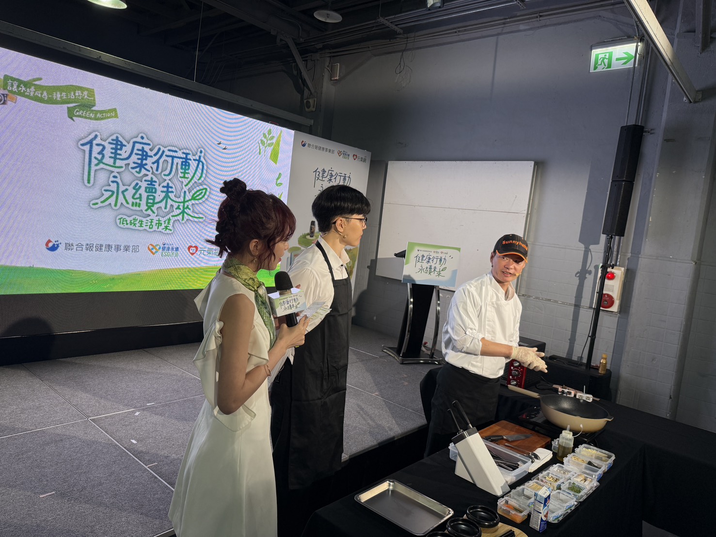 台中慈濟醫院陳柏惟營養師與楊垂勳主廚登臺重現「香料烤菌菇」、「和風味增豆包」等四道創意蔬食，撲鼻香氣與精湛手藝，獲得觀眾好評。