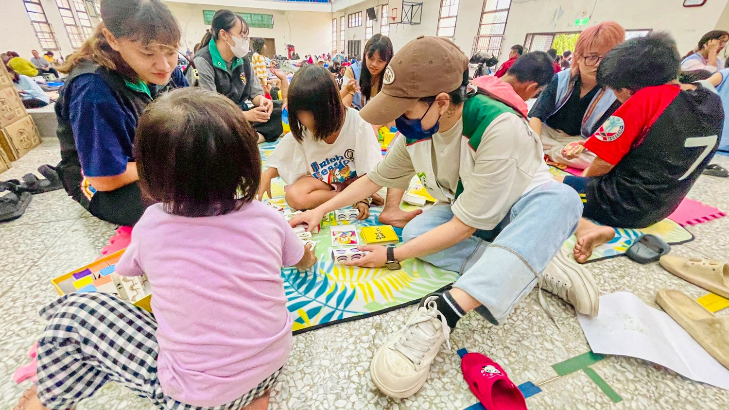 花蓮家扶主動進駐臨時安置中心，陪伴兒童提供情緒支持。