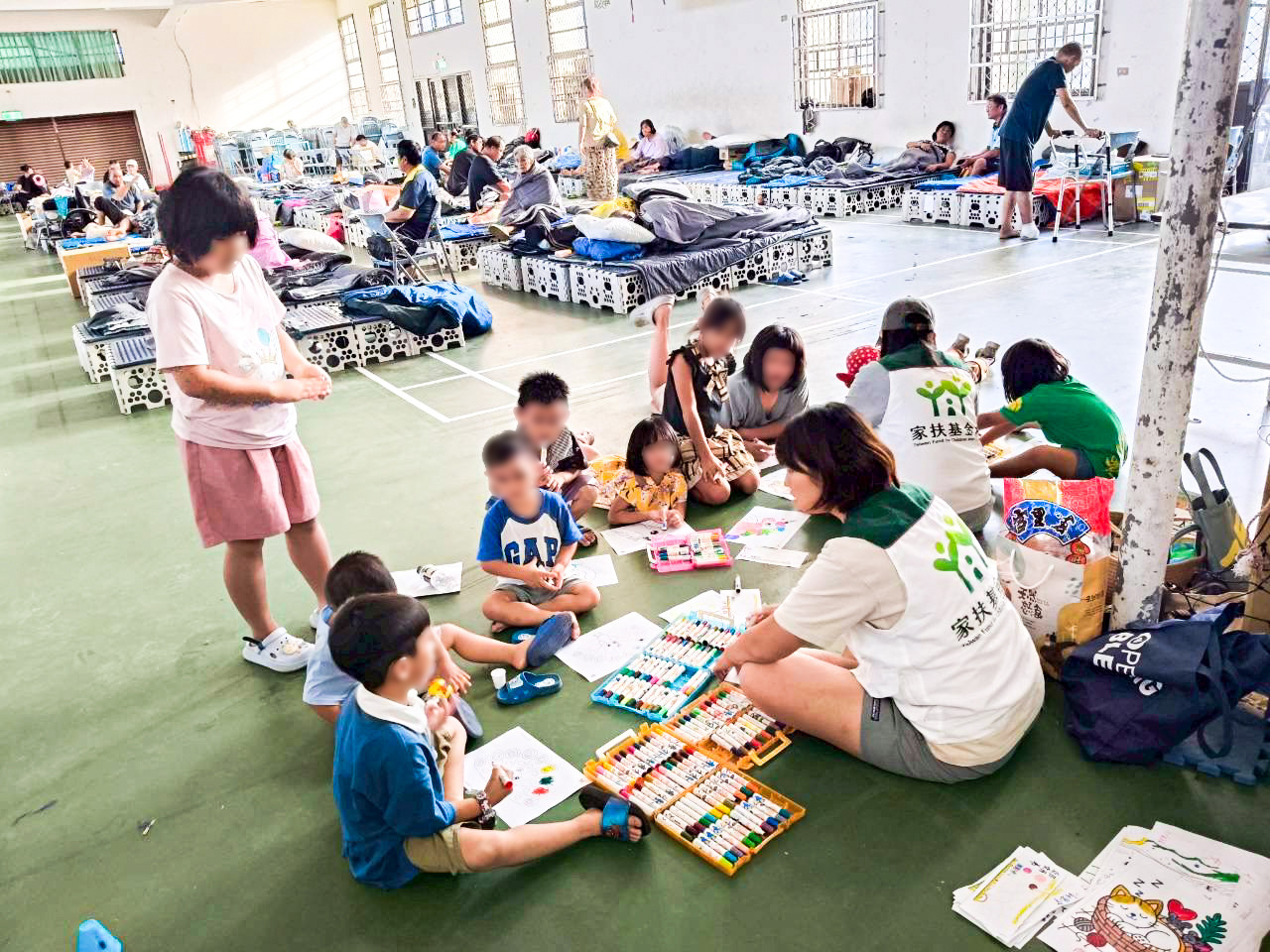 家扶與在地組織協調分工，照顧安置中心內的兒童。