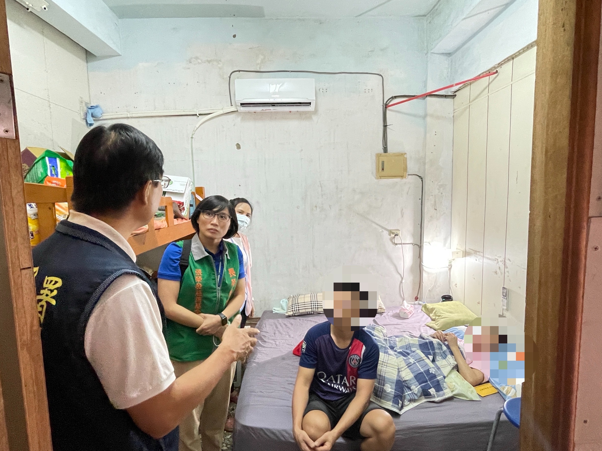 阮女士已返家休養並努力透過輔具練習行走,用堅強的意志逐步重建生活。