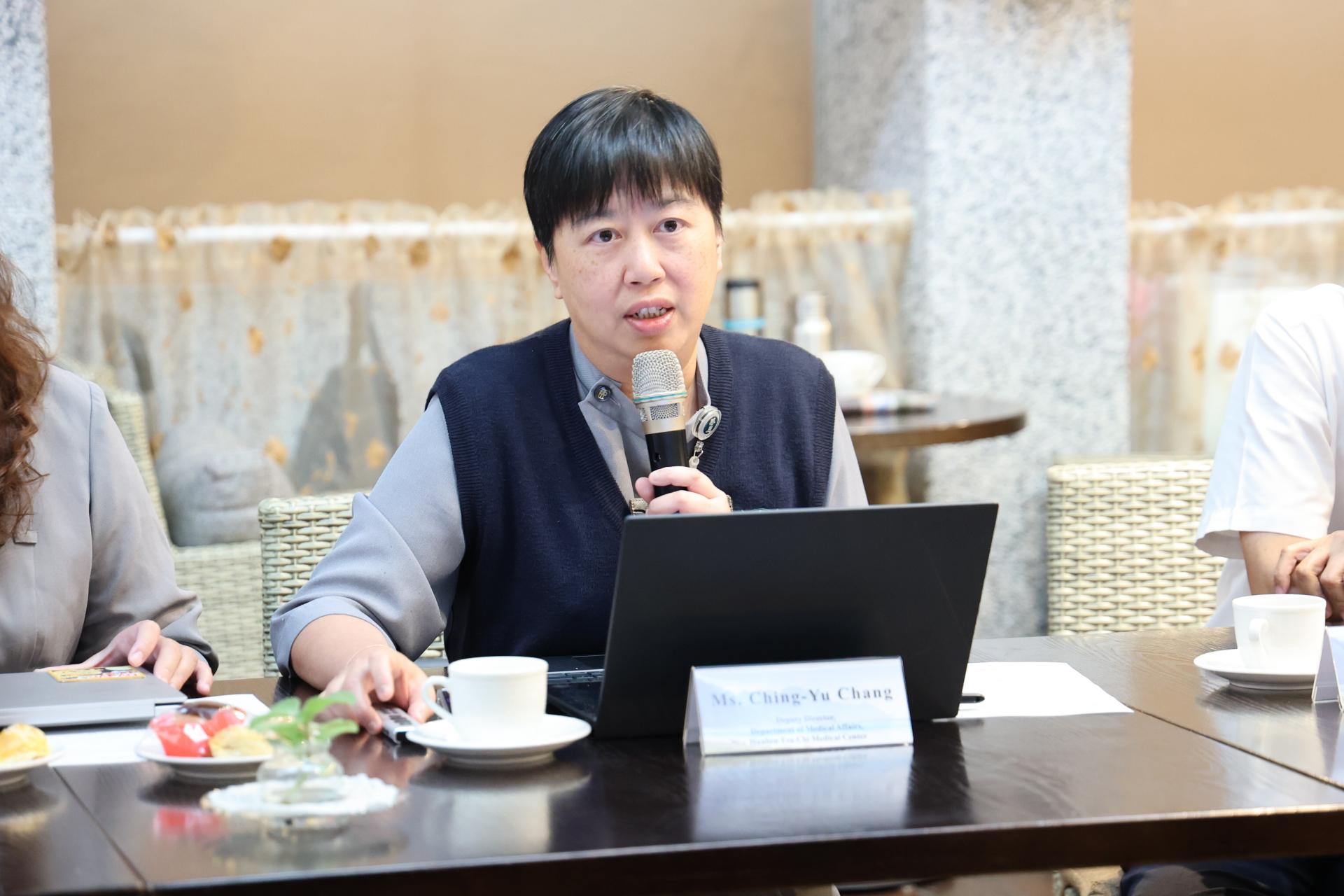 醫事室副主任張菁育以「秀林鄉全人整合照護計畫」為例，分享偏鄉醫療服務。