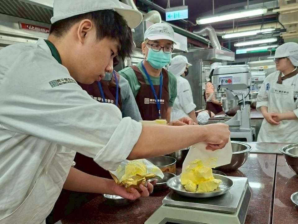 開平餐飲學校「開啟樂齡料理不平凡」課程融入代間教育理念,由進修推廣部學生全程陪伴長者學學習,以青銀共學模式開啟跨世代交流。