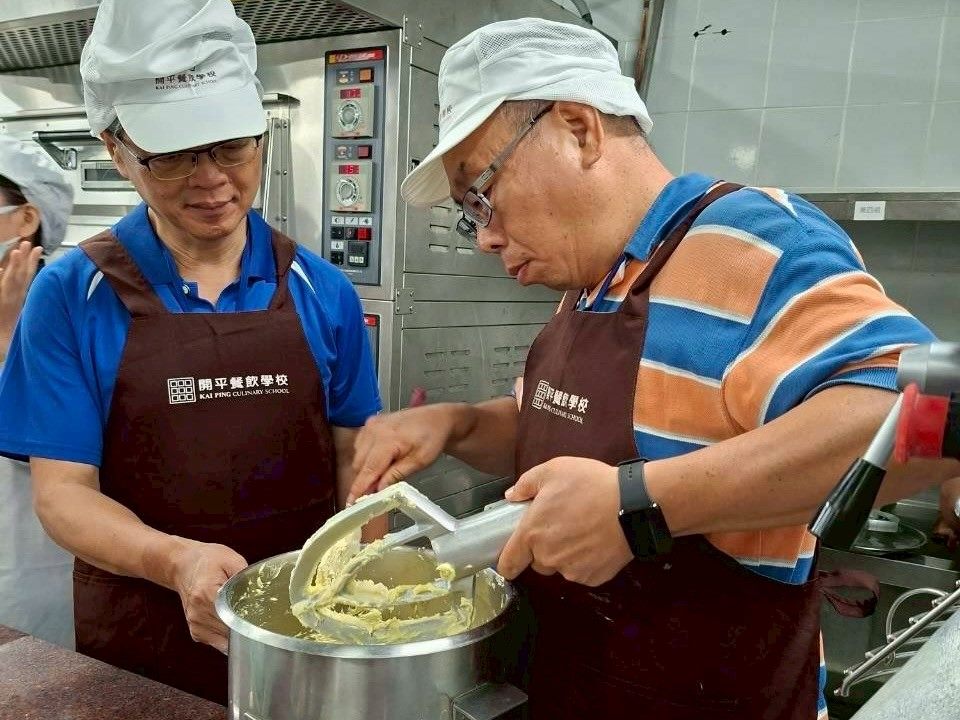 開平餐飲樂齡課程男性學員達半數,展現性別平權與多元參與的亮眼成果。