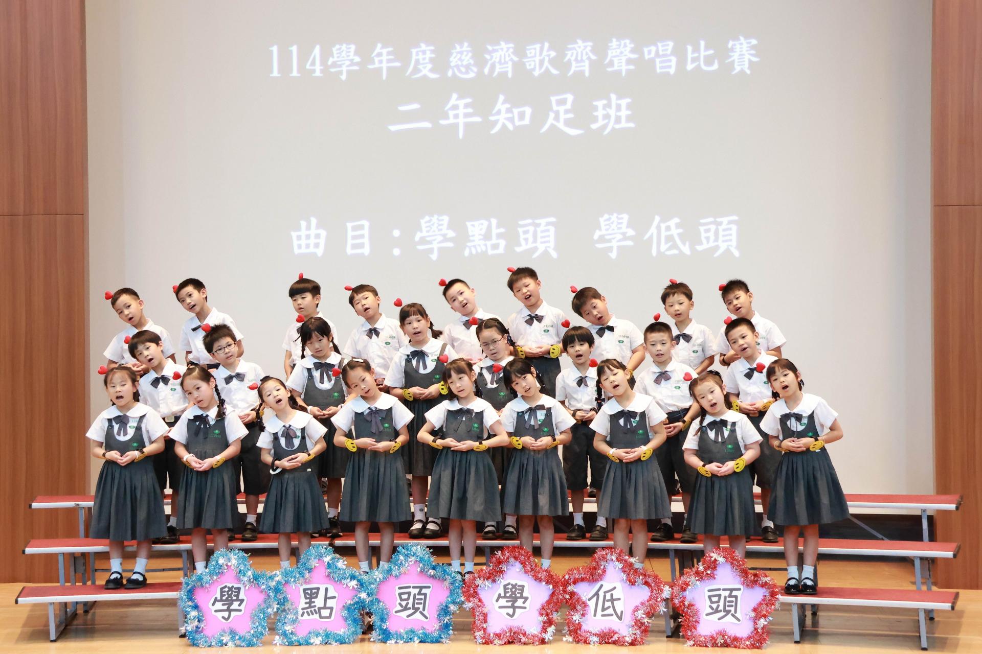 〈學點頭 學低頭〉，將禮儀學習融入歌唱中，人文教育在校園中流動。