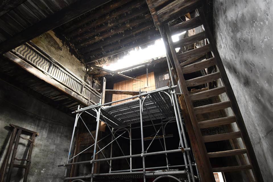 鹿港施進益古厝內部損壞情形