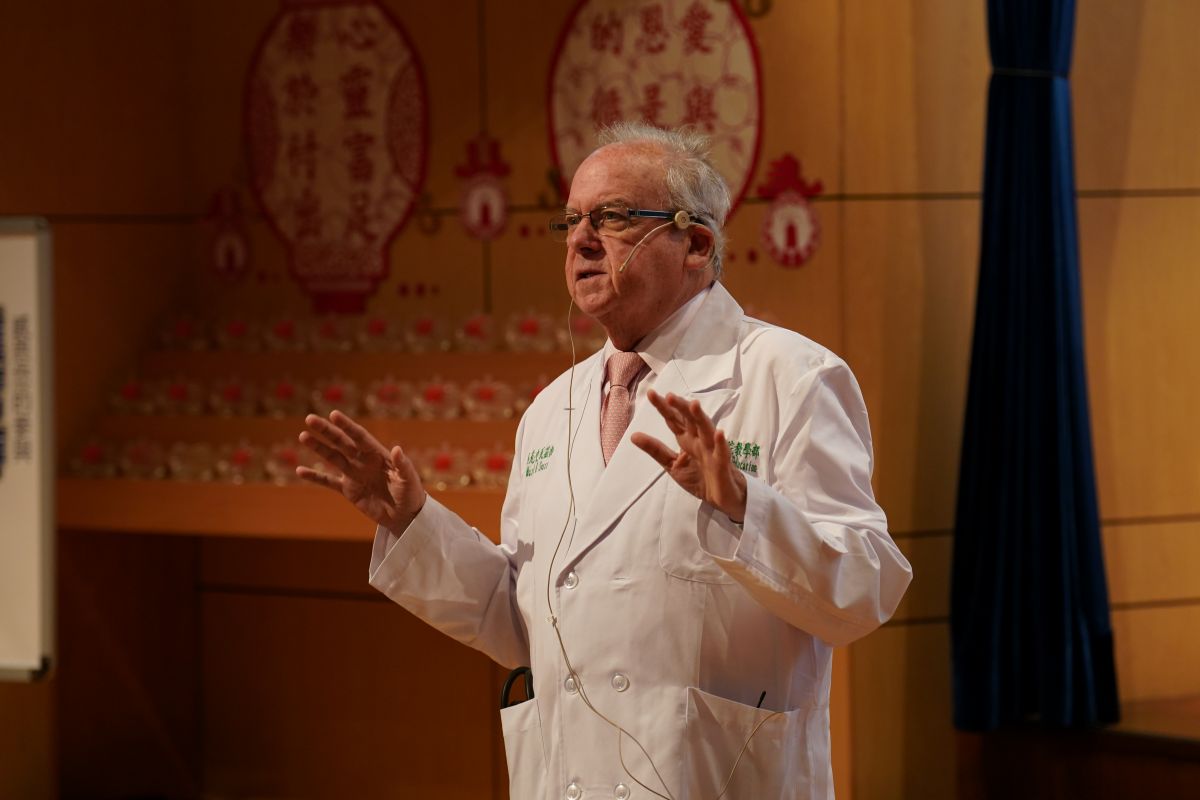 Mark Swartz教授提到現今先進儀器仍無法取代醫師以眼睛觀察、耳朵傾聽、手去觸摸的臨床經驗。