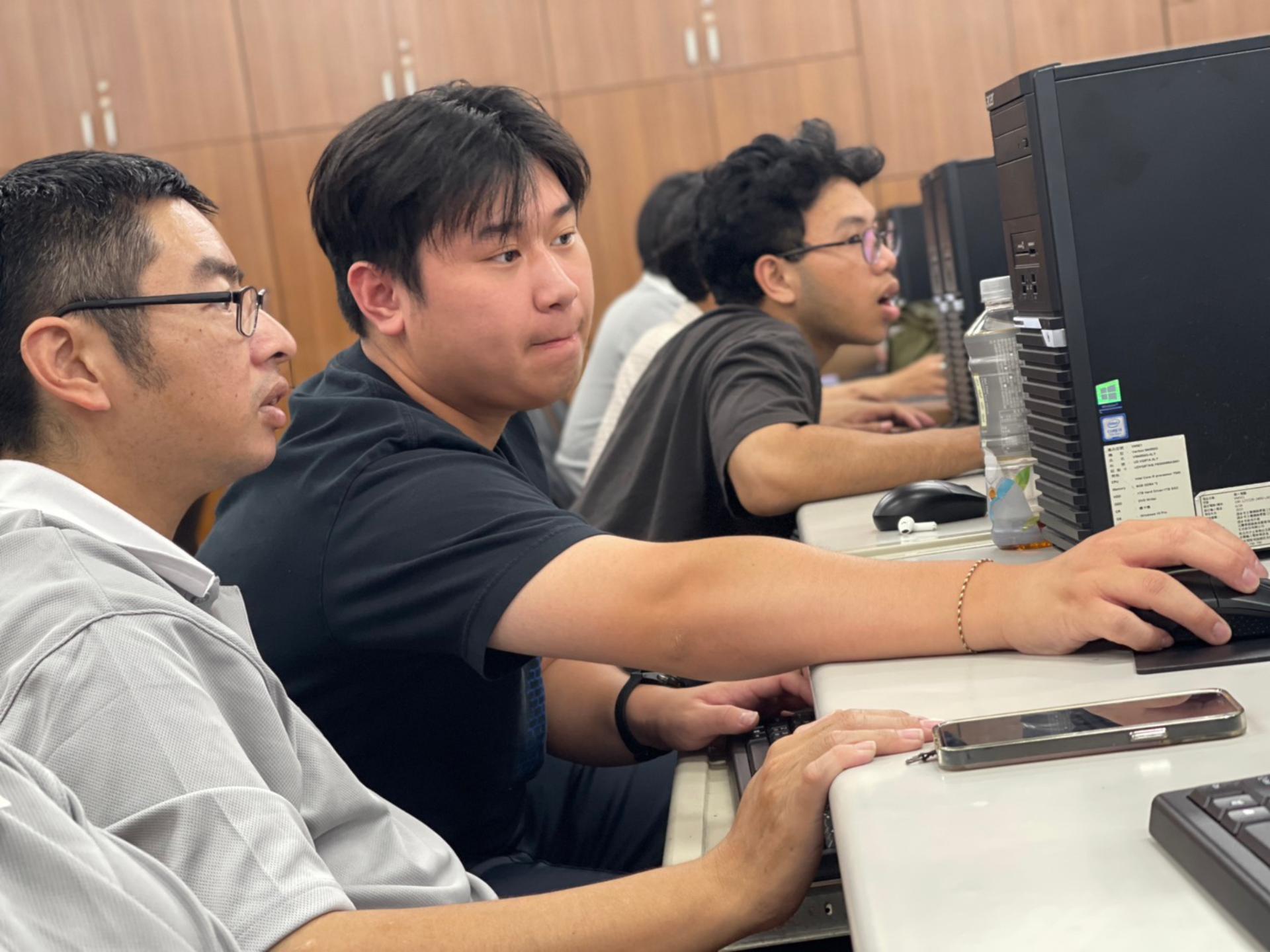 一對一的學伴小老師，協助第三人生大學跟上授課進度
