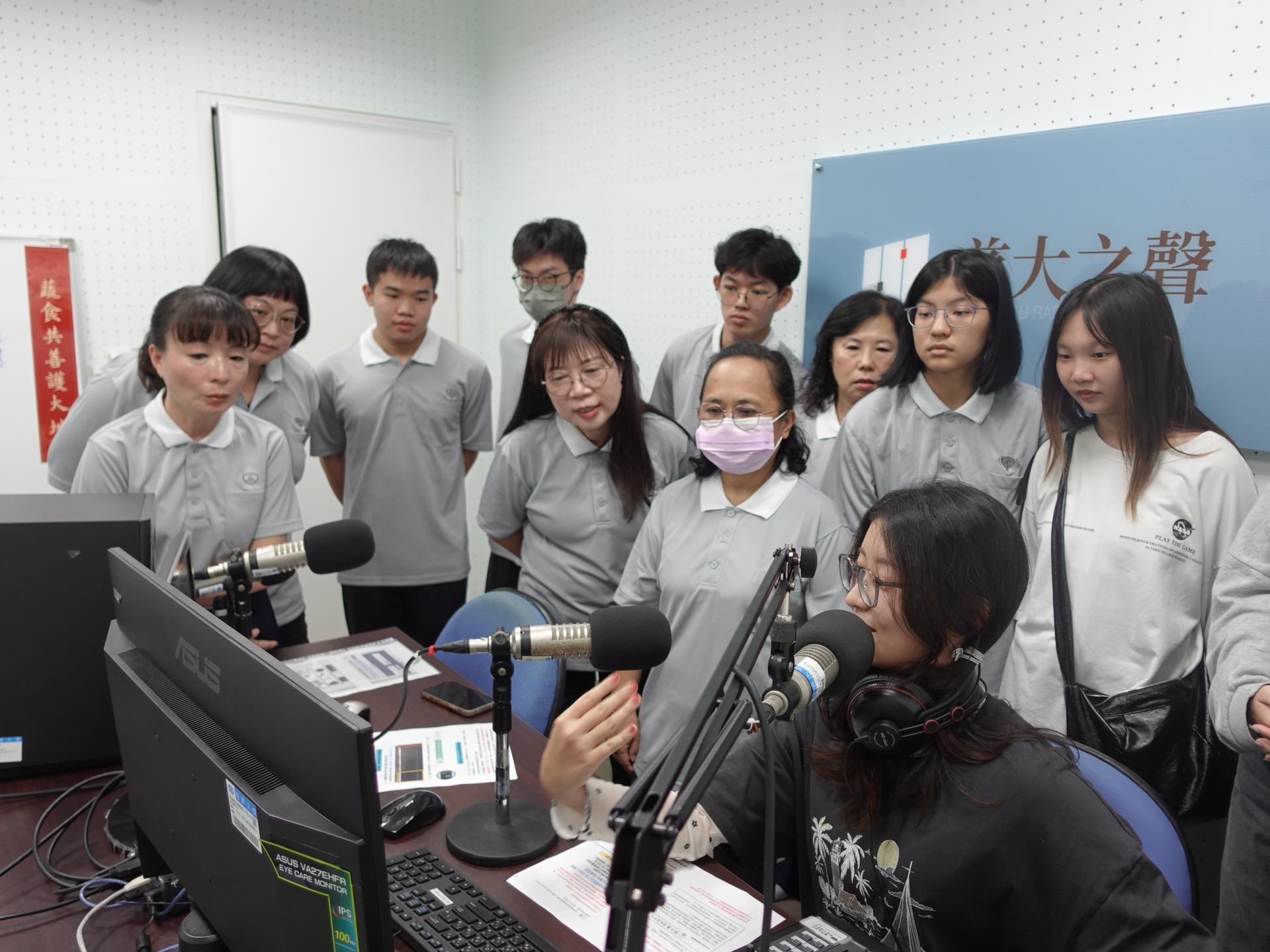 學生首度進入錄音間，學習操作步驟