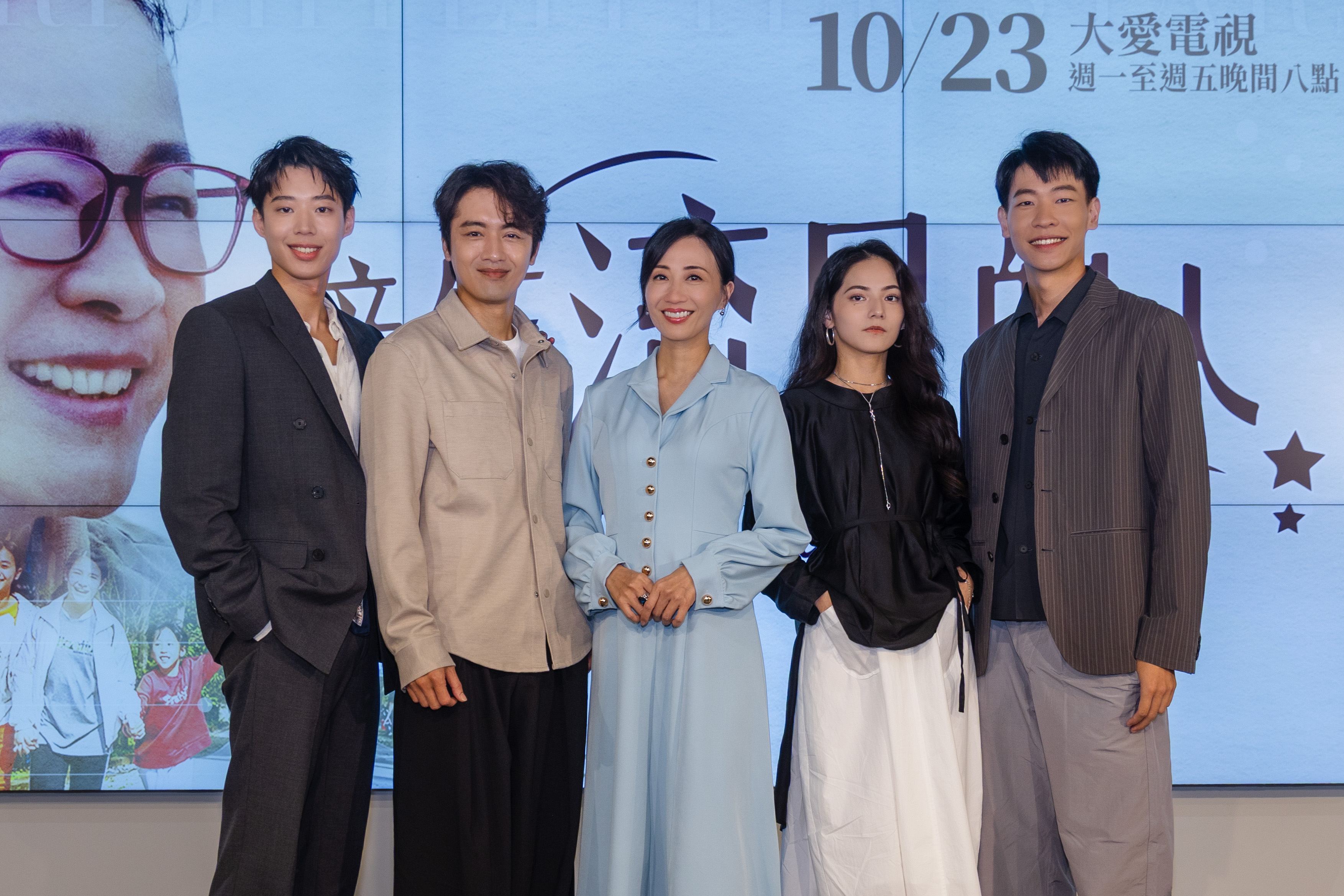 大愛劇《接住流星的人》左起黃信赫、吳政勳、潘奕如、陳垣希、李國強在劇中飾演課輔班老師