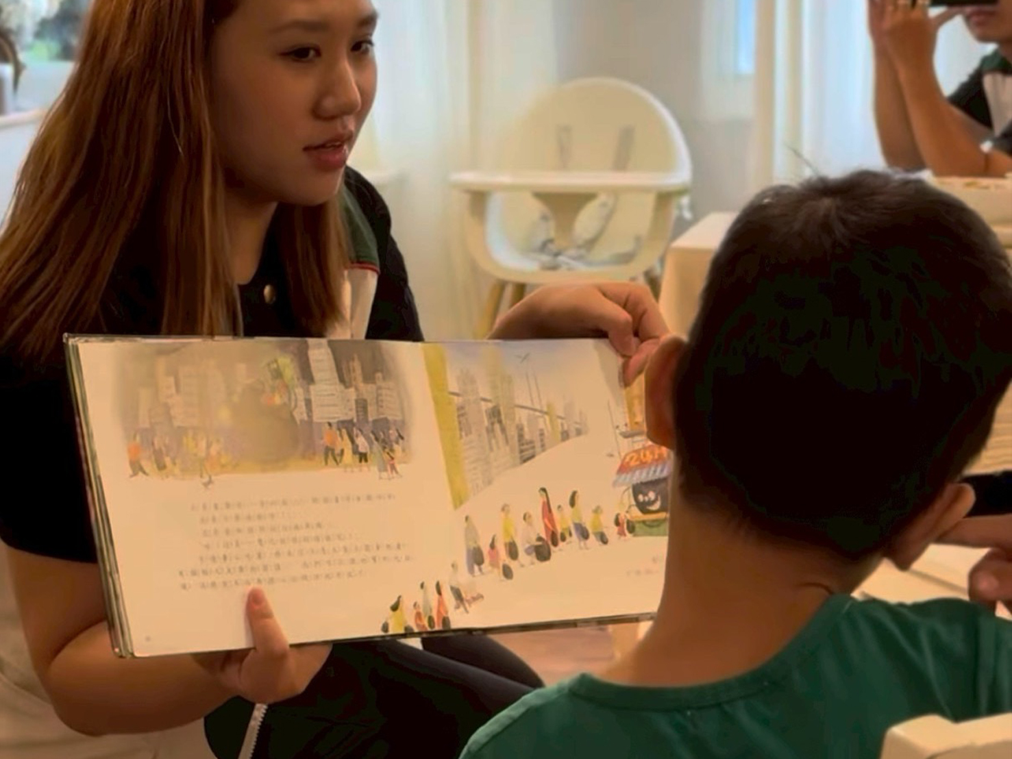 家扶社工導讀繪本