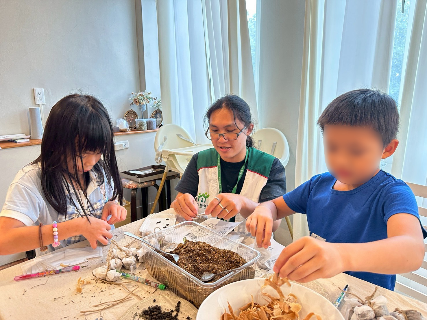 家扶社工協助孩子為香包綁上掛繩