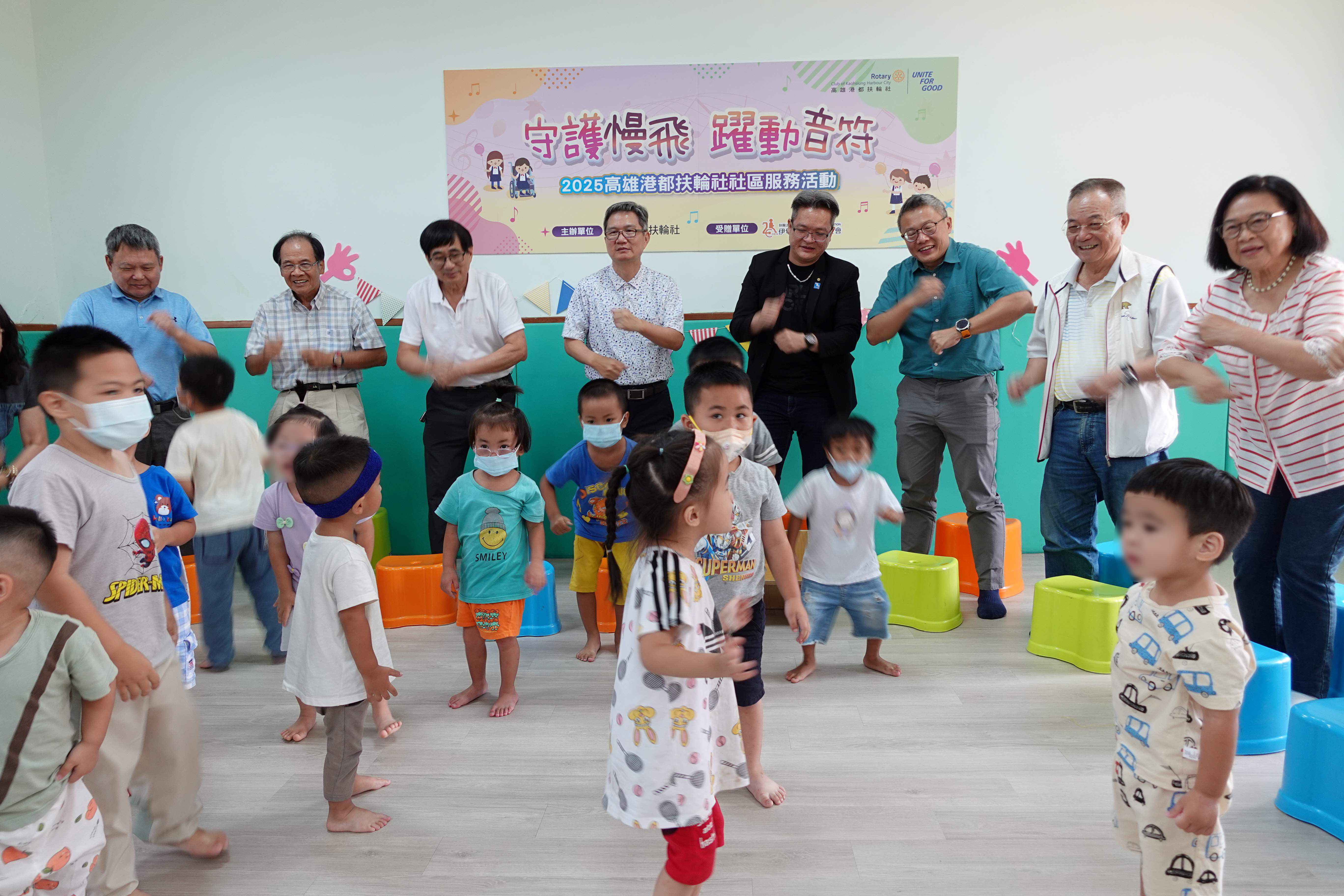 在音樂的引導下,慢飛天使隨著各種音樂自由起舞,樂在其中。