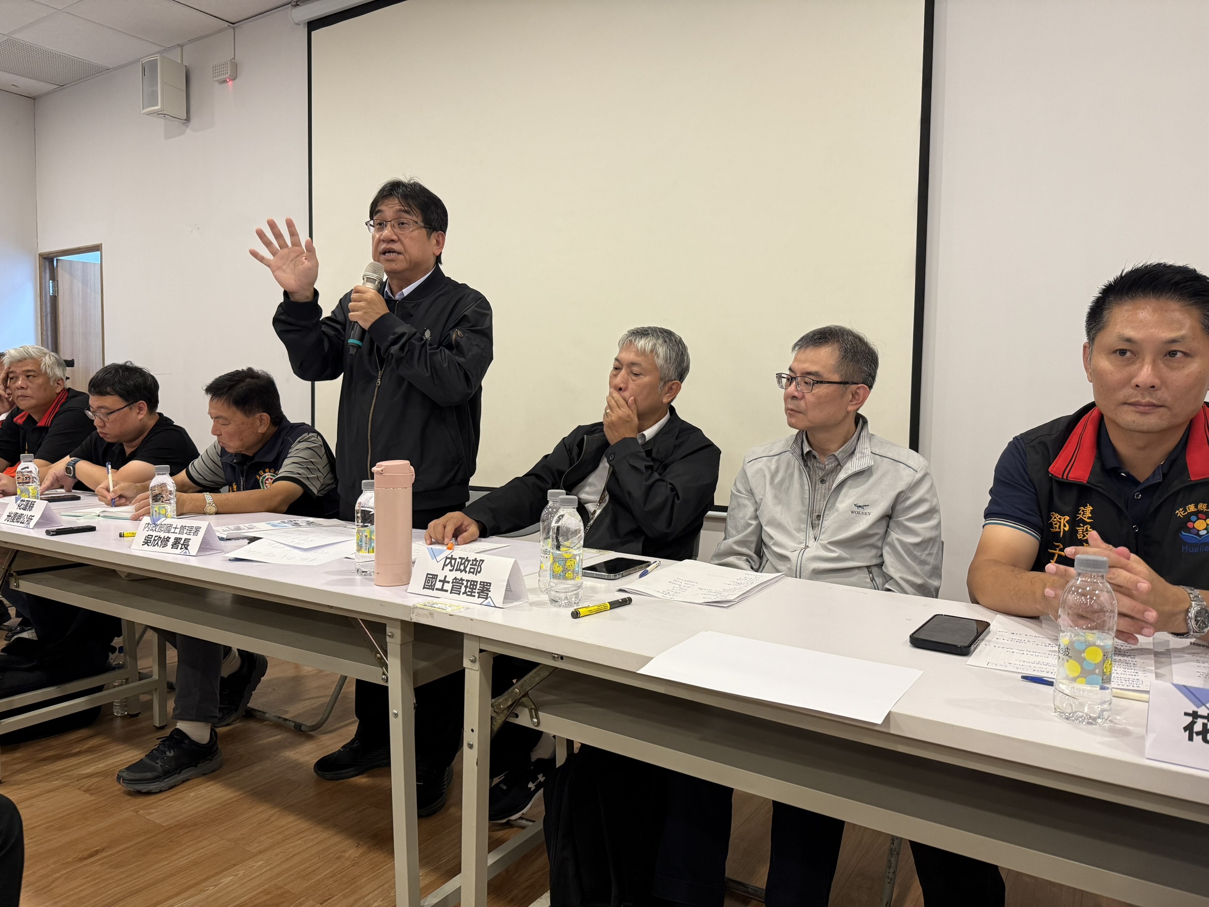 內政部國土署長吳欣修親自主持並向重災戶說明中繼屋規劃及住宅協助措施