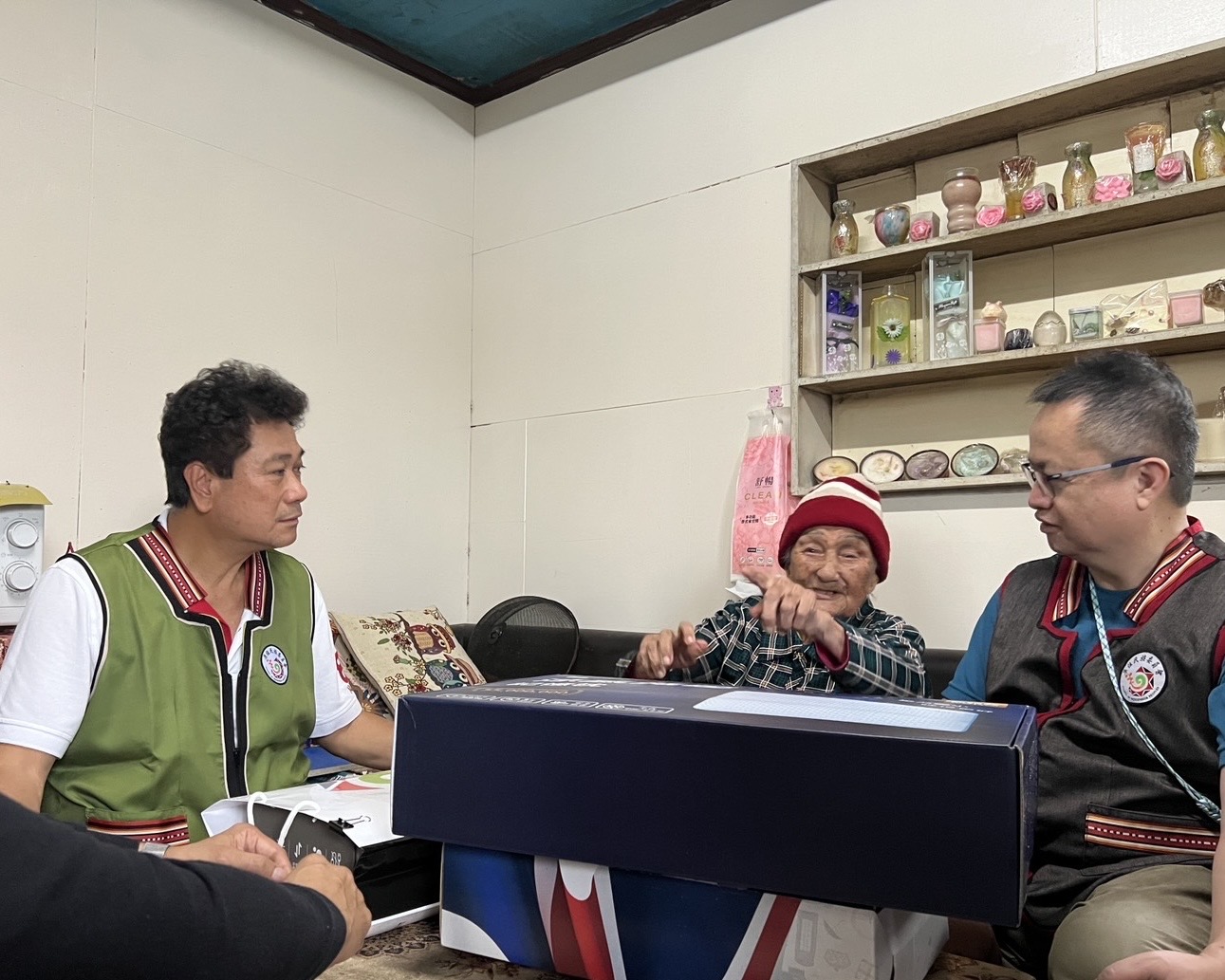 圖片二、陳義信副主委慰問宜蘭縣大同鄉四方林文健站百歲廖長者