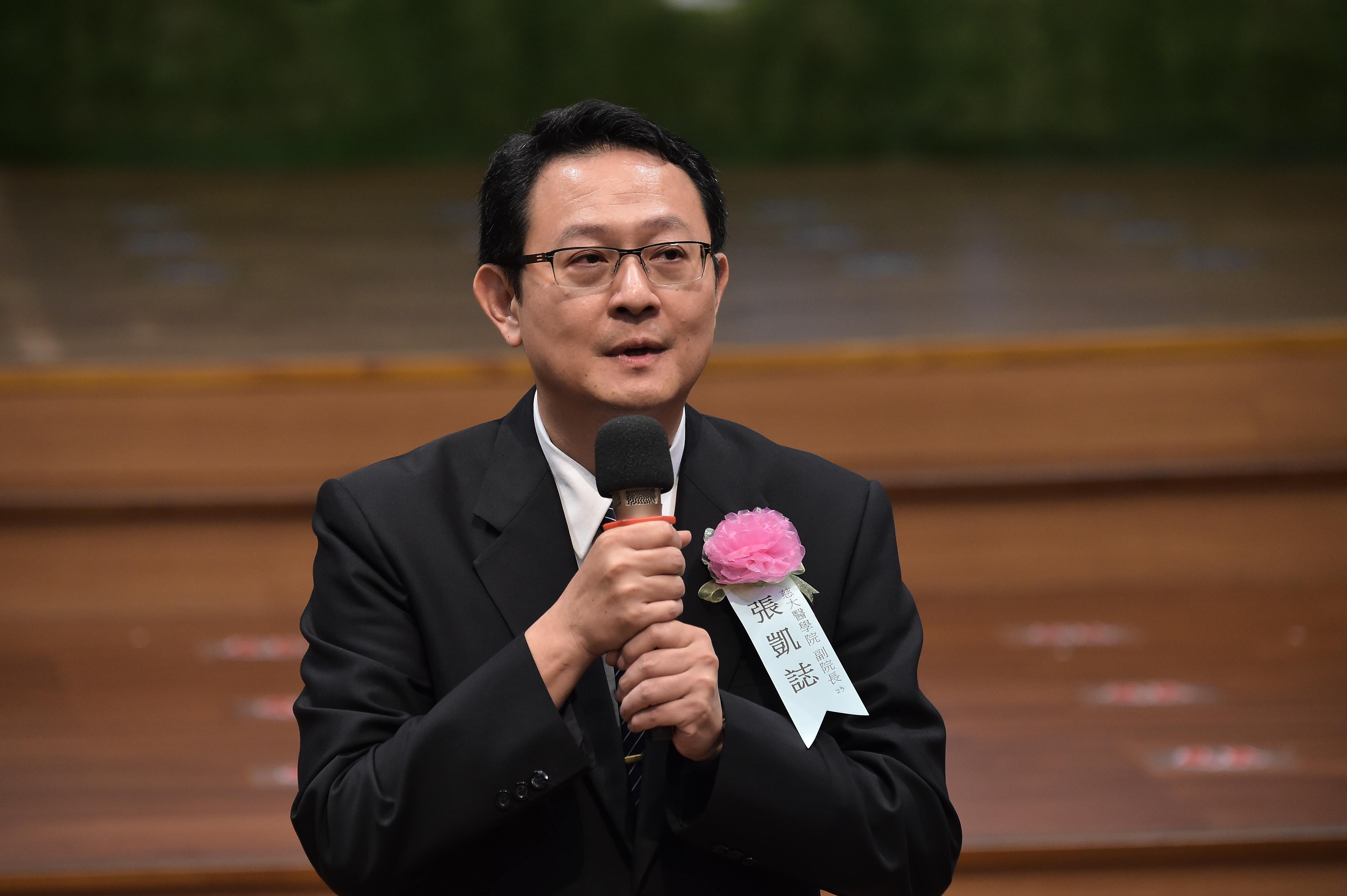 慈濟大學醫學院副院長張凱誌勉勵同學：「受獎不僅是肯定，更是責任的開始，要帶著榮耀繼續努力，成為手心向下的人，把愛傳遞出去。」。