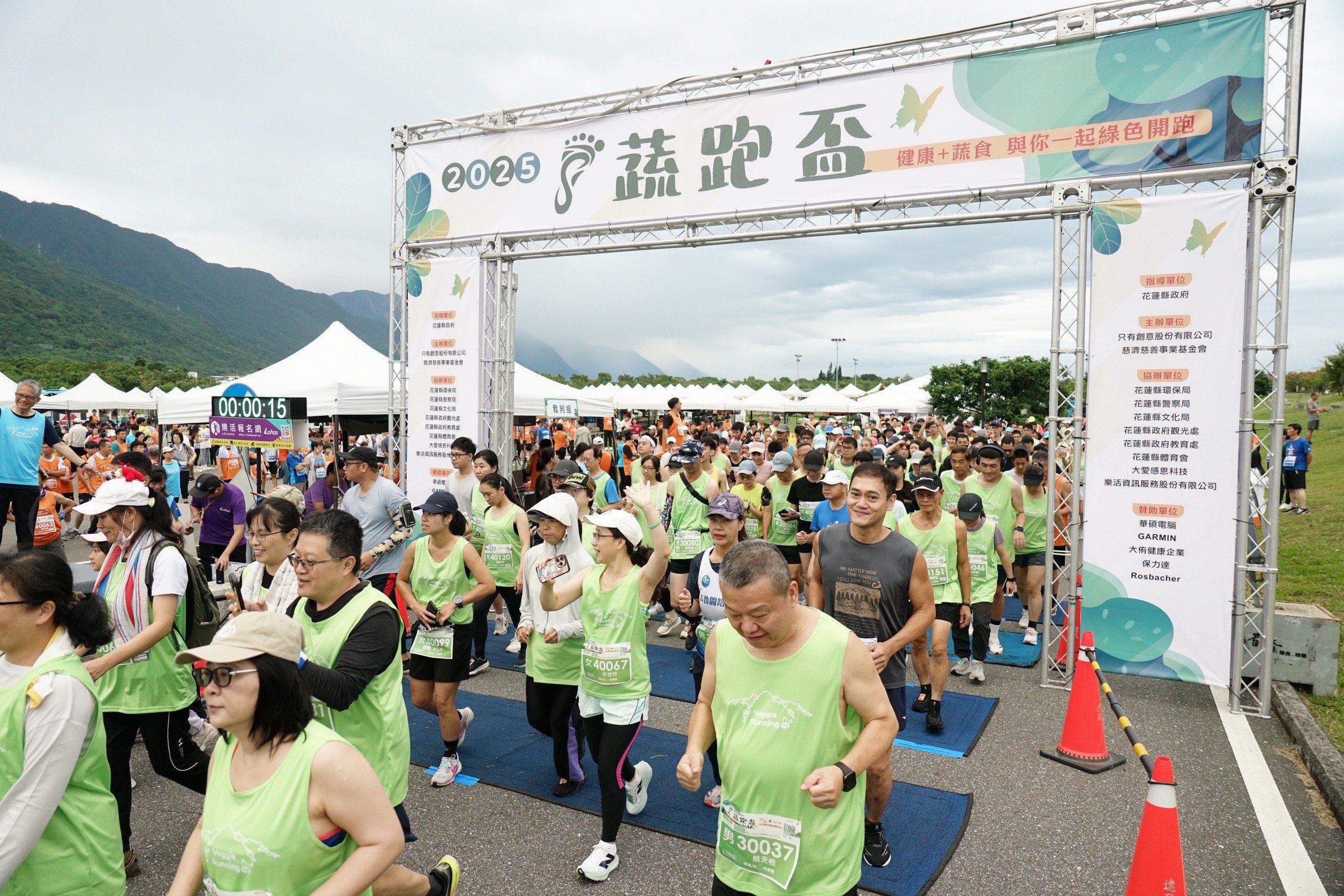 2025年「蔬跑盃」10月25日在花蓮縣國福運動園區舉行，1511位選手6點半開跑。(攝影：吳孟恩)
