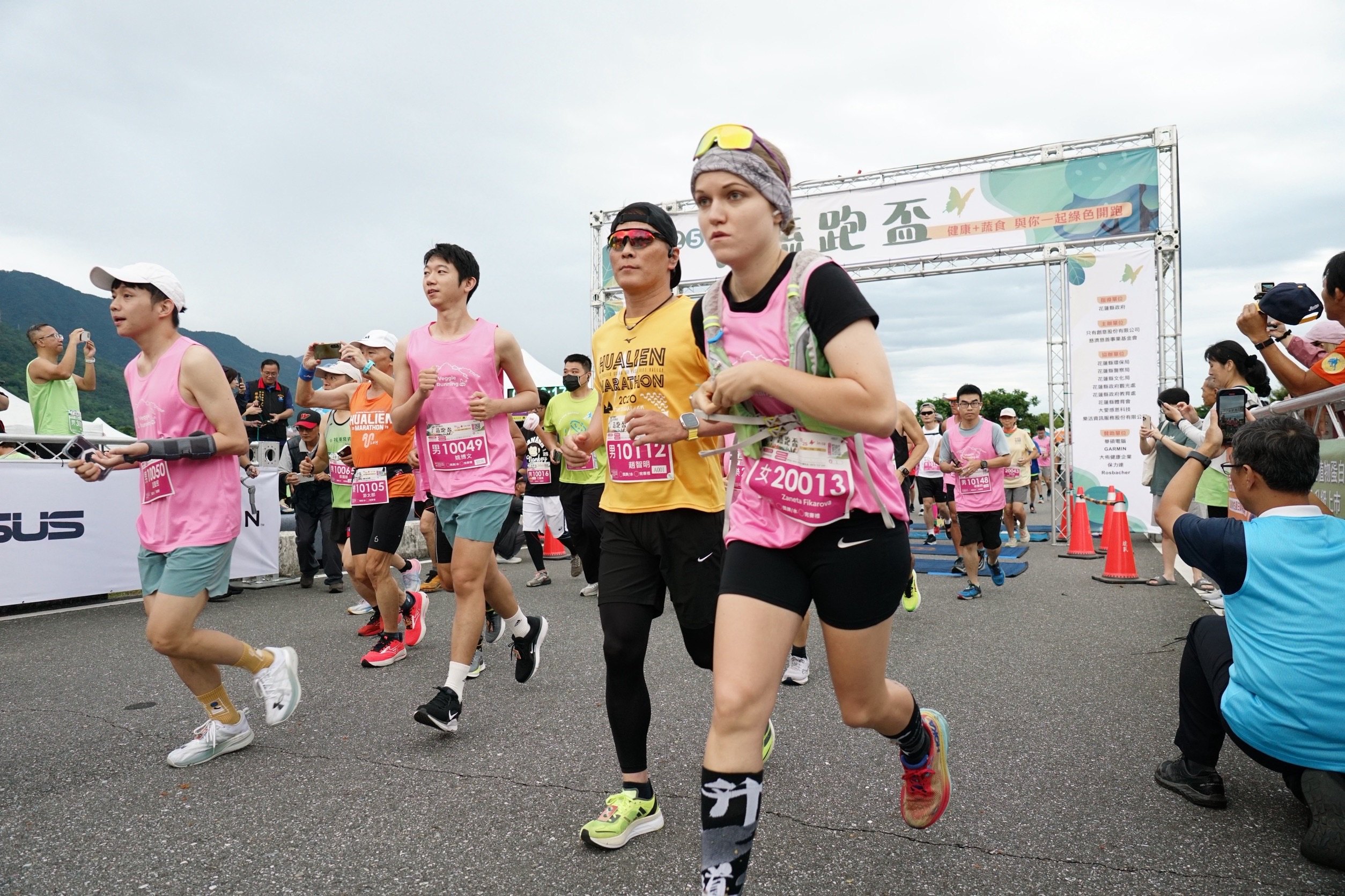 2025年「蔬跑盃」10月25日在花蓮縣國福運動園區舉行，1511位選手6點半開跑。(攝影：吳孟恩)