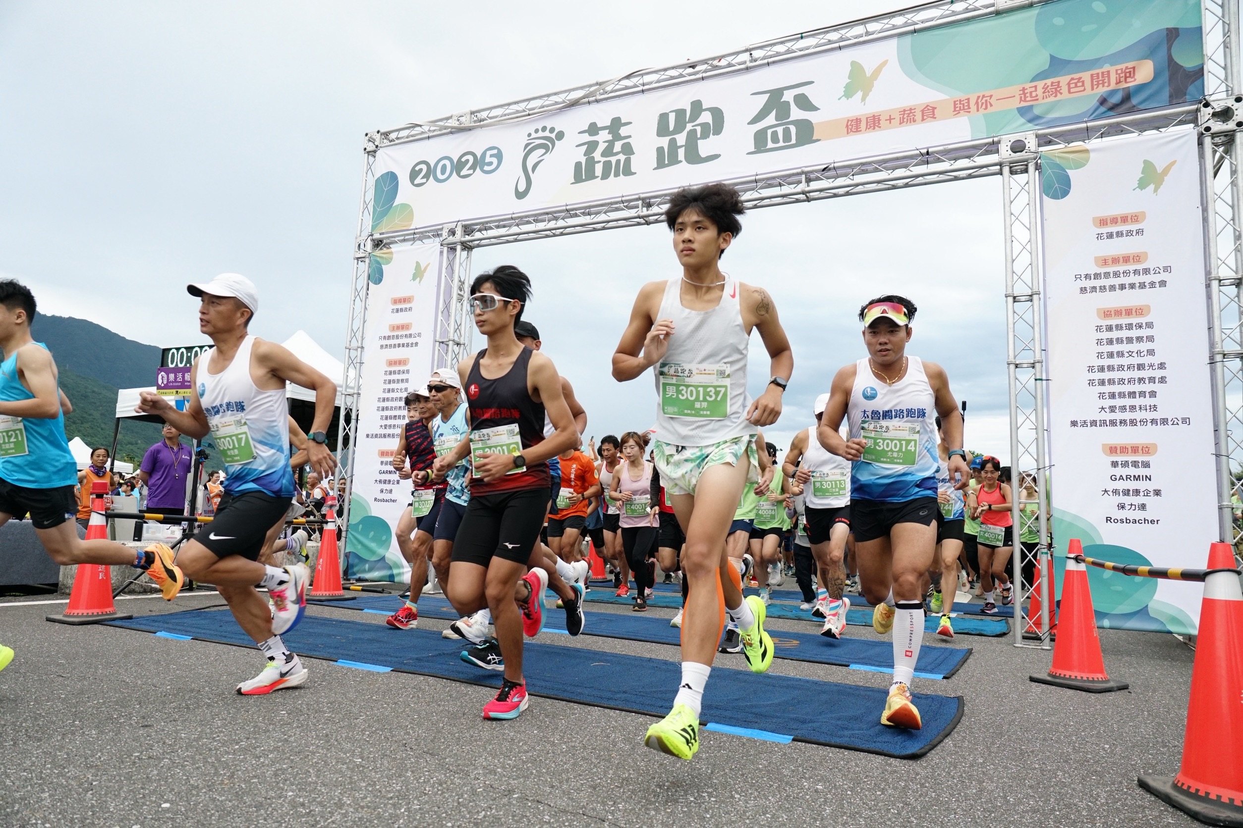 2025年「蔬跑盃」10月25日在花蓮縣國福運動園區舉行，1511位選手6點半開跑。(攝影：吳孟恩)