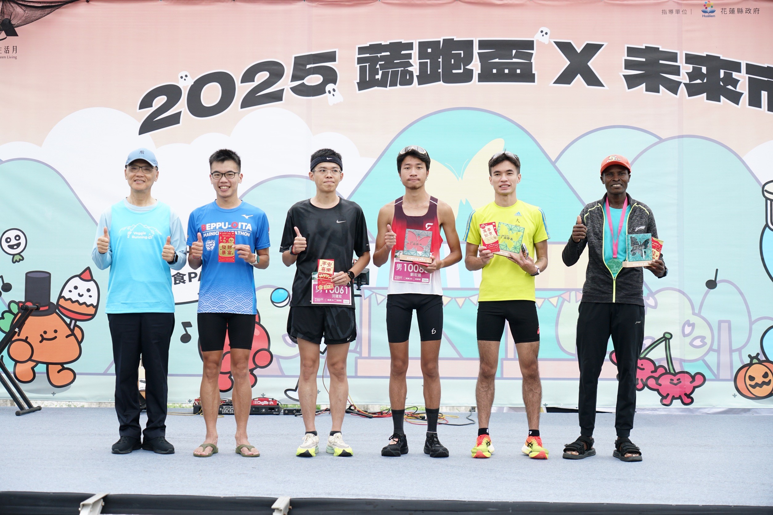 2025年「蔬跑盃」10月25日在花蓮縣國福運動園區舉行，慈濟慈善事業基金會執行長顏博文(中)頒獎給21K男子組前5名。(攝影：吳孟恩)