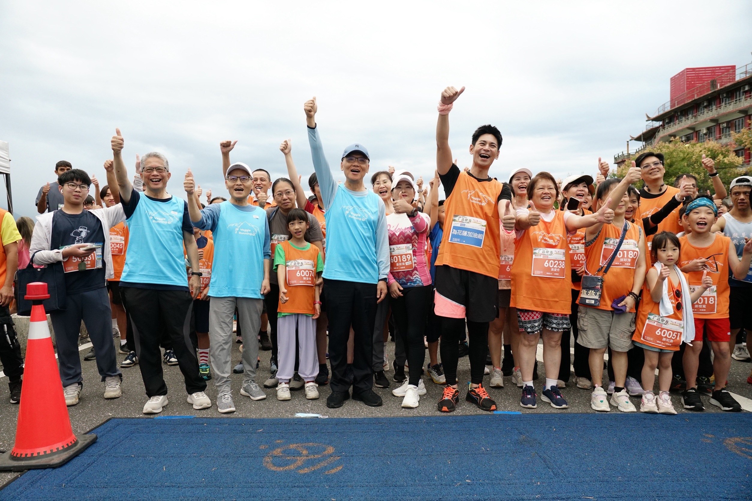 2025年「蔬跑盃」10月25日在花蓮縣國福運動園區舉行，蔬食領跑人楊子儀(左七)、慈濟慈善事業基金會執行長顏博文(左五)與副執行長張宗義(左三)、熊士民(左二)一起開跑。(攝影：吳孟恩)