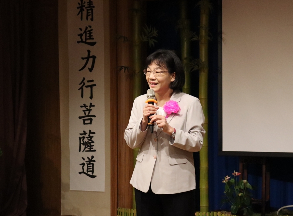 臺北市政府社會局副局長鄭文惠以「學姐」身分致詞，分享自身成長歷程，並肯定慈濟志工於災後與日常生活中長期陪伴學子的付出，並鼓勵青年善用社會資源，培養自助助人的能力。