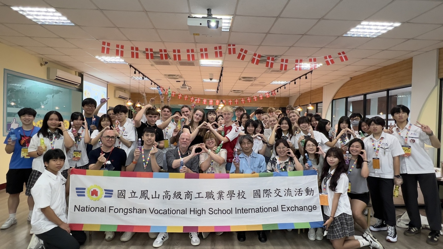 丹麥克厄商學院師生組團來臺參訪,國立鳳山商工師生熱烈歡迎。