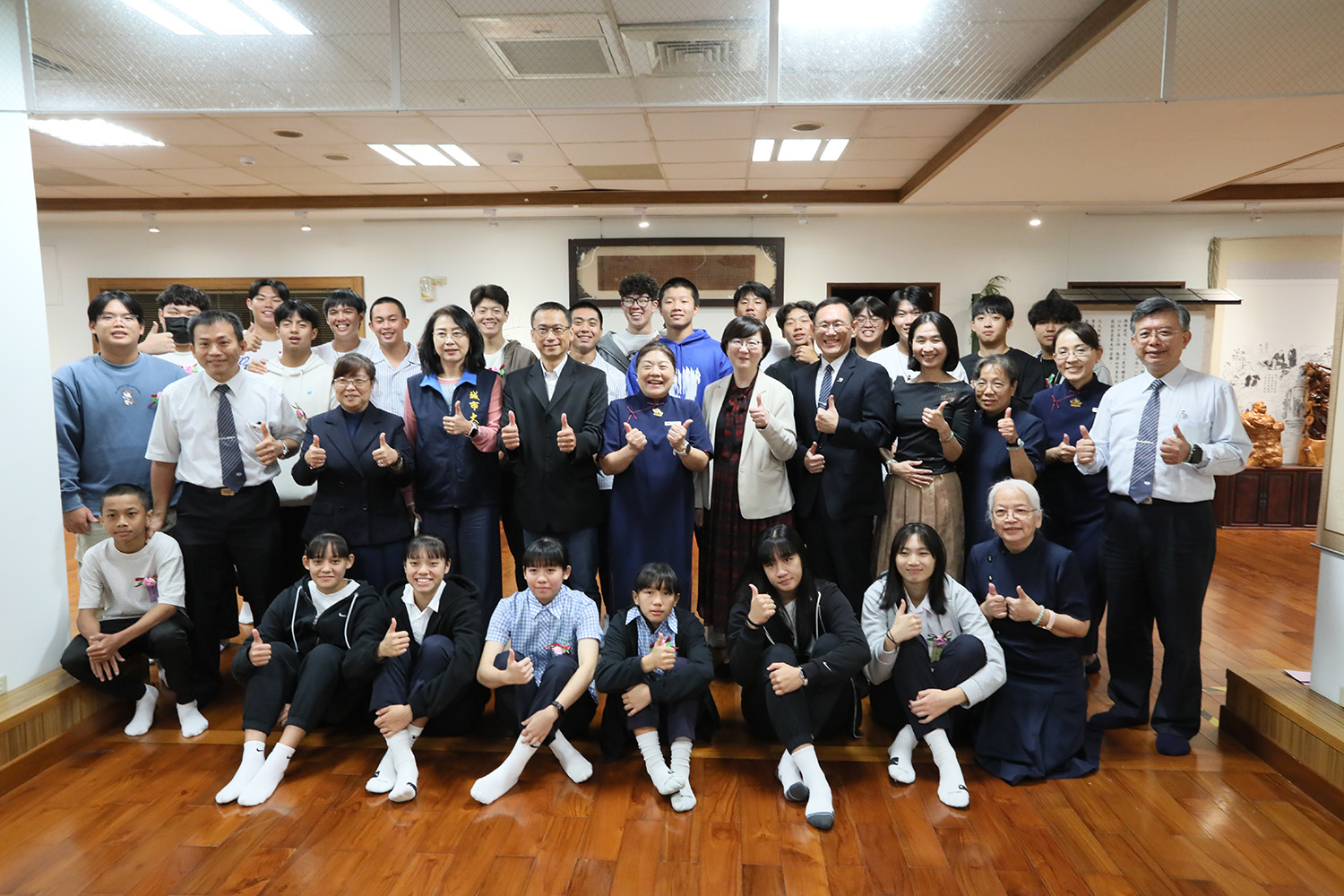 陽明國高中二十二位孩子臉上洋溢青春活力與朝氣,整齊隊伍踏入「2025 年北區新芽獎學金三重場次頒獎典禮」。