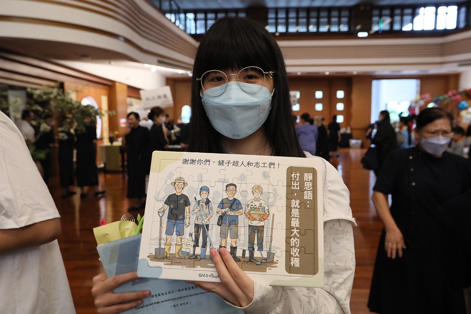 外場溫馨互動區規劃「靜思語拼圖」,用愛拼接傳遞對花蓮光復鄉關懷行動中,鏟子超人及志工的付出。