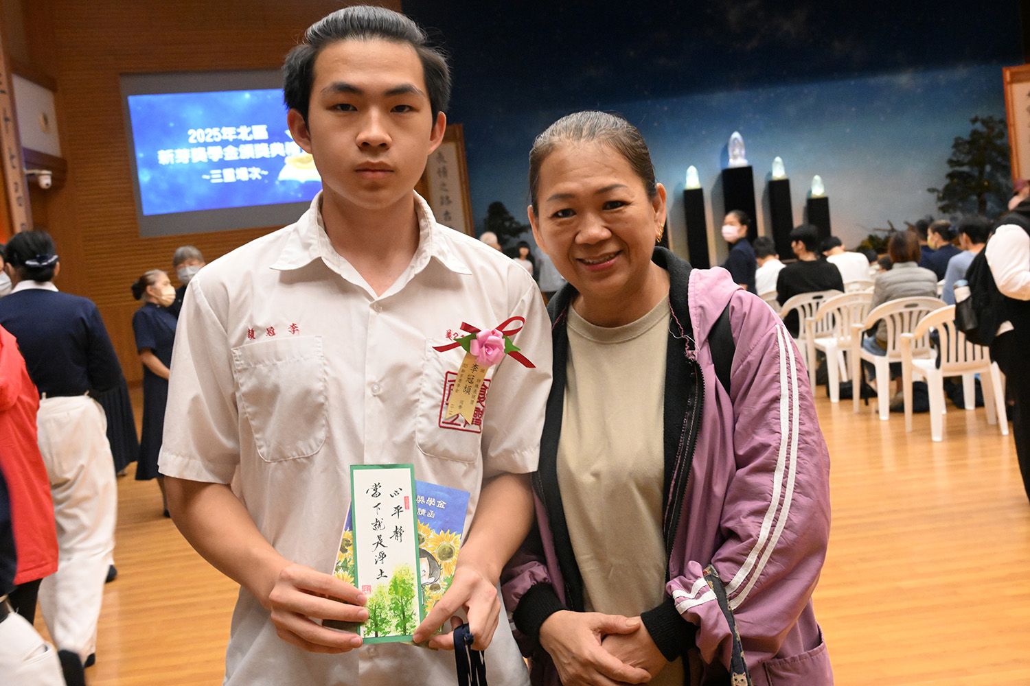 「新芽綻放:彩繪美麗人生。」就讀復工商工的李冠頡,他的兩幅彩繪作品受肯定,今年也拿下慈濟新芽獎學金特殊表現獎。