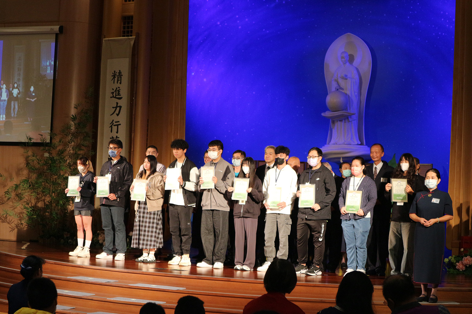 基隆區慈濟新芽獎學金25日(六)下午假基隆靜思堂舉行,計191位學子獲獎,包含基隆區、新北汐止區、新北萬里區等多校學子。