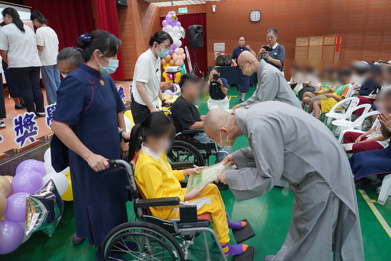 精舍師父為行動不便的新芽孩子頒發今年得獎獎狀,展現慈悲關懷與肯定,鼓勵孩子在愛與祝福中繼續前行。