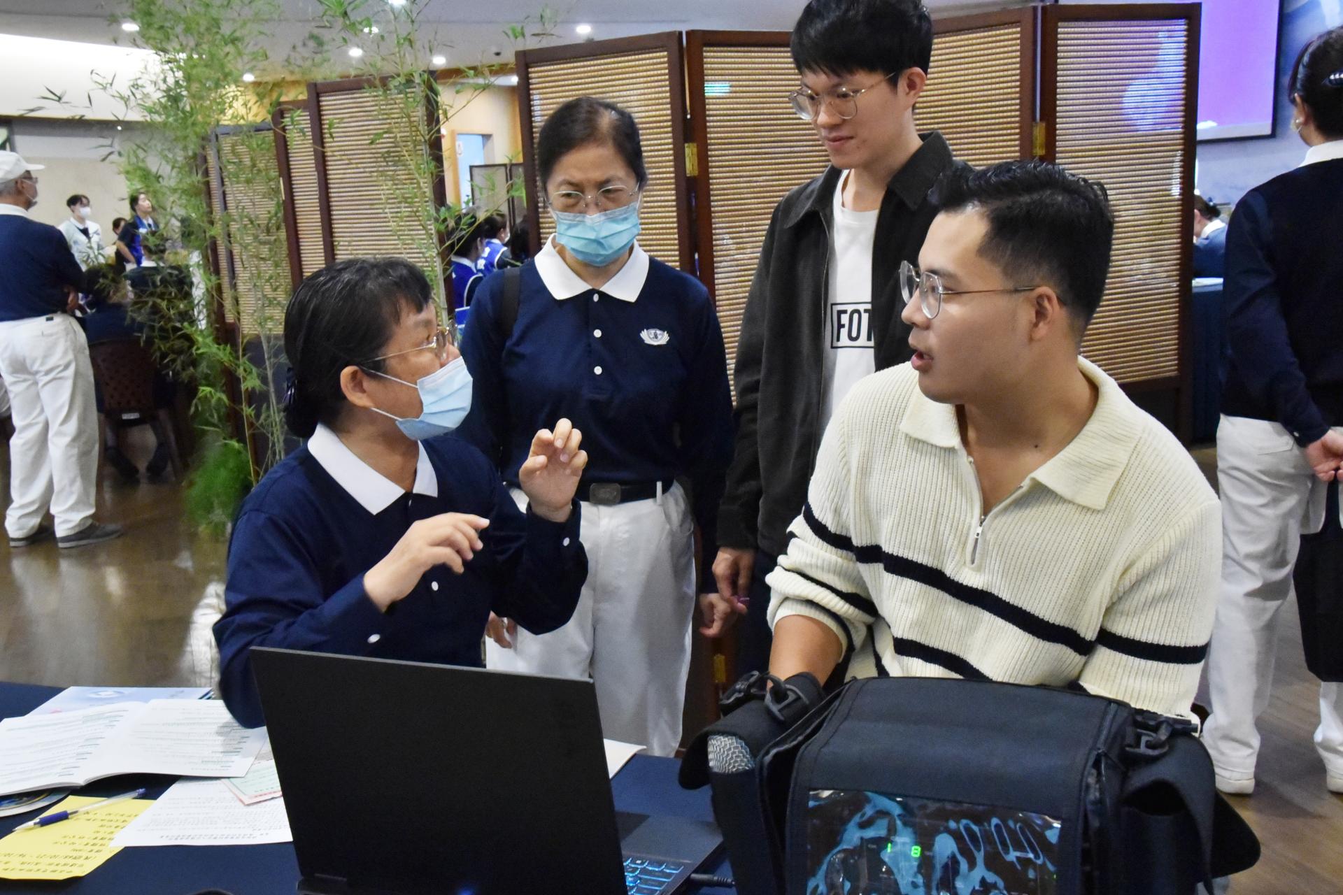 第一位建檔報到的李錕(右一),因為平時有捐血和做健康檢查的習慣,認為這項活動與捐血一樣,都是做善事。