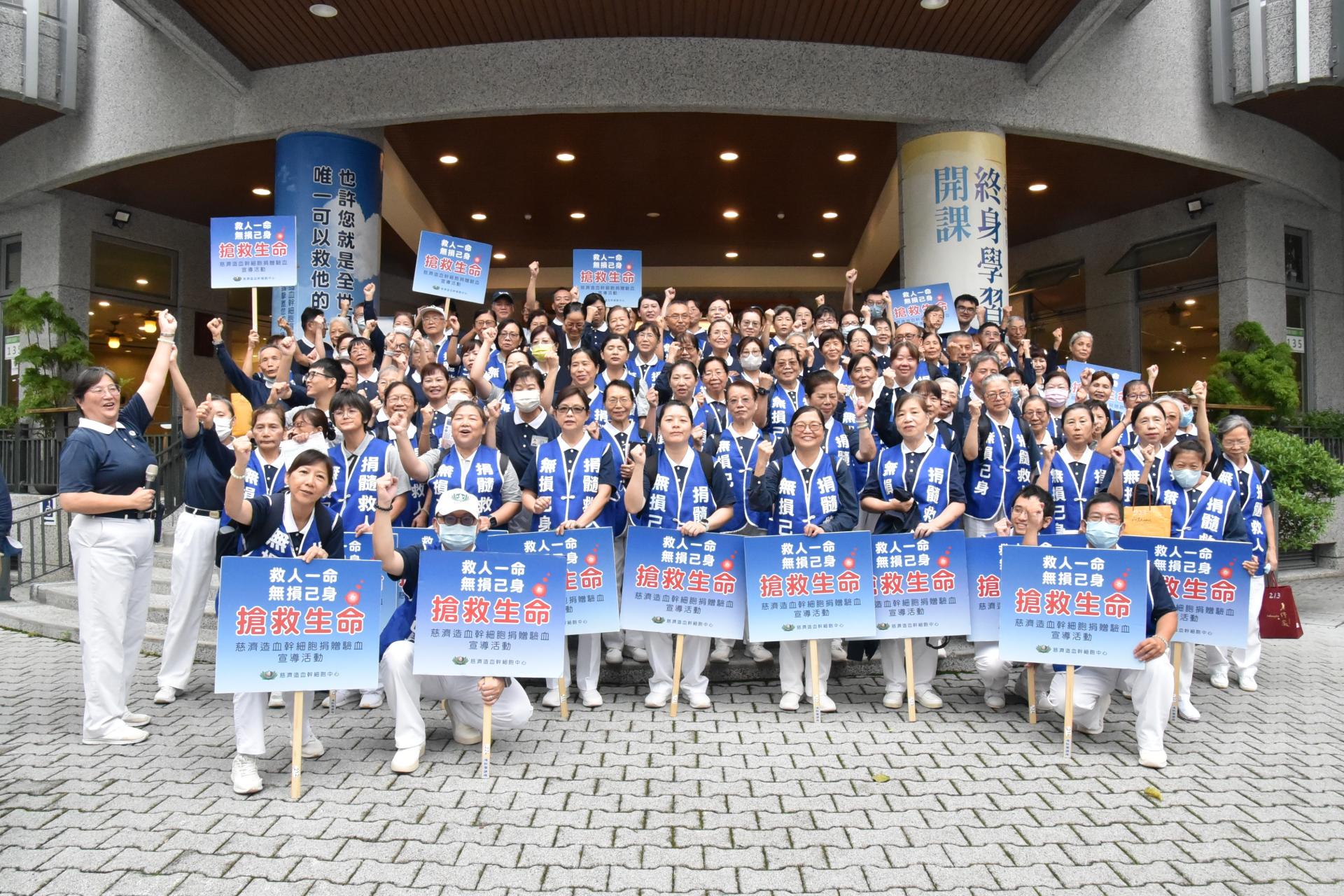 志工們在出發前往街頭宣導前,士氣高昂地齊聲高呼口號:「救人一命 無損己身,中正GO! GO! GO!」期望今天的街頭驗血宣導活動能夠圓滿順利。