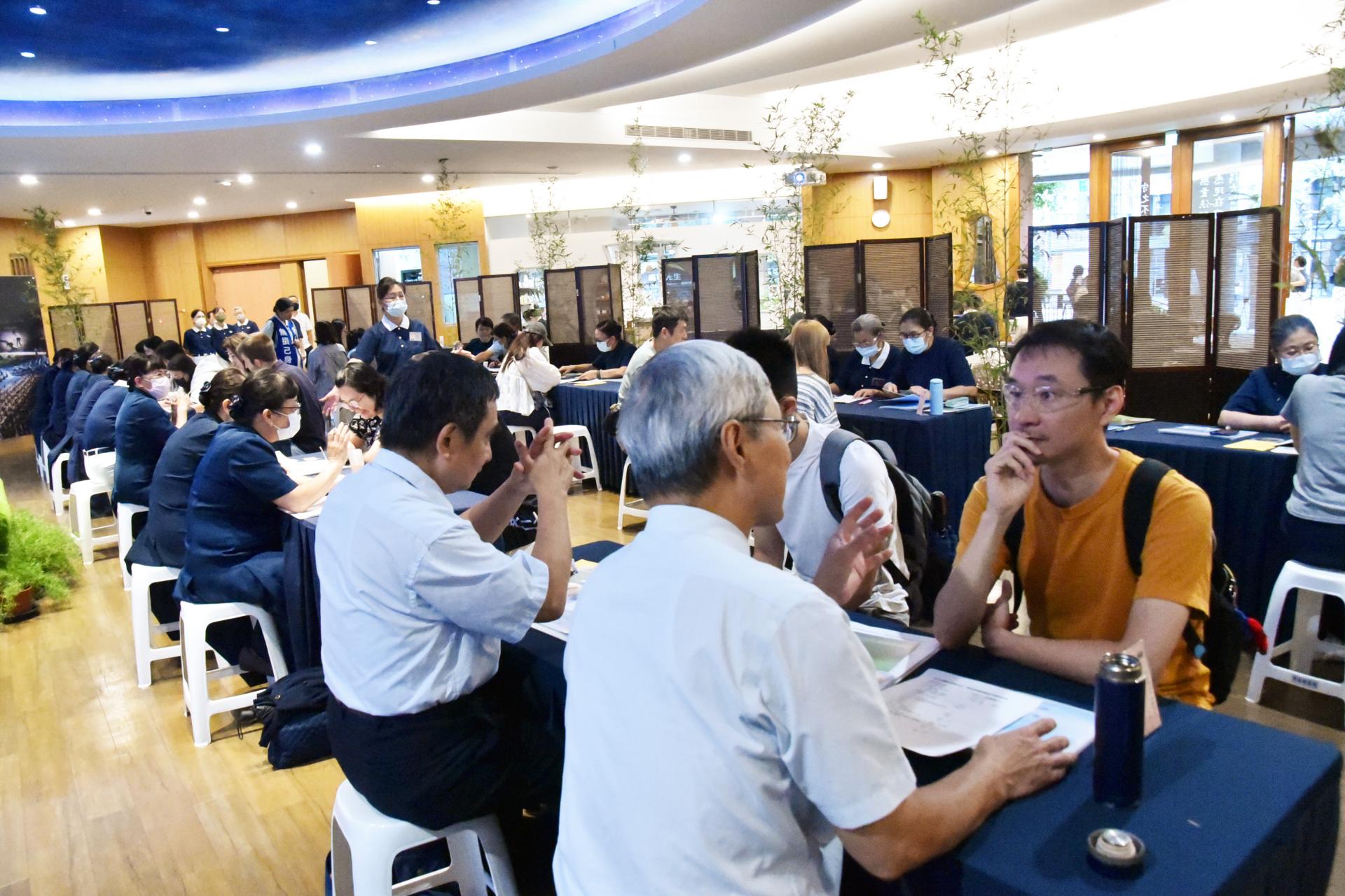 下午兩點多,在志工們熱情的街頭宣導下,許多民眾被引導進入靜思堂的解說區。他們熱血響應這場驗血活動,為血液病患帶來了一線寶貴的生存希望。