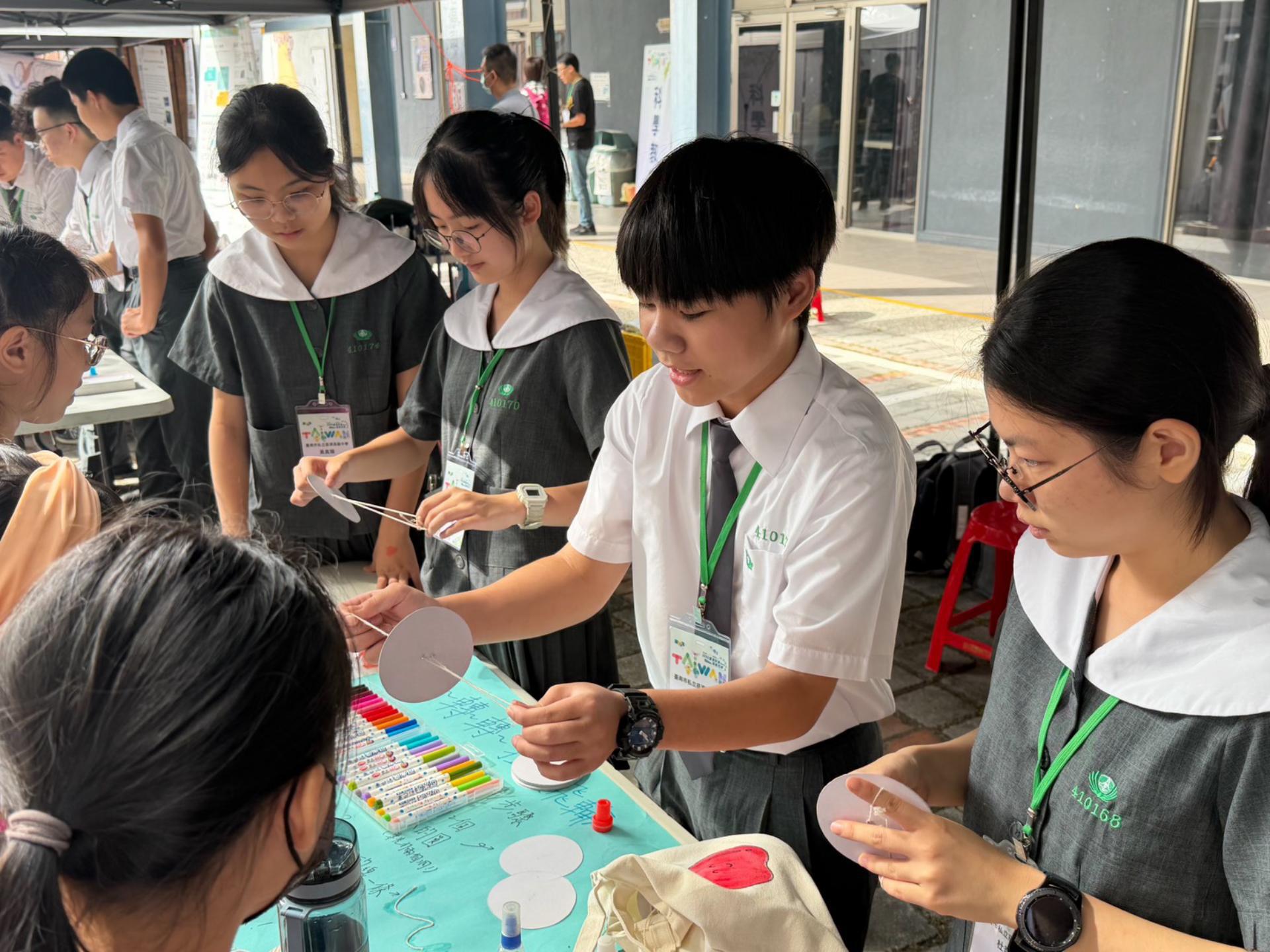 學生們現場操作與解說,帶領孩子動手製作屬於自己的陀螺飛輪。