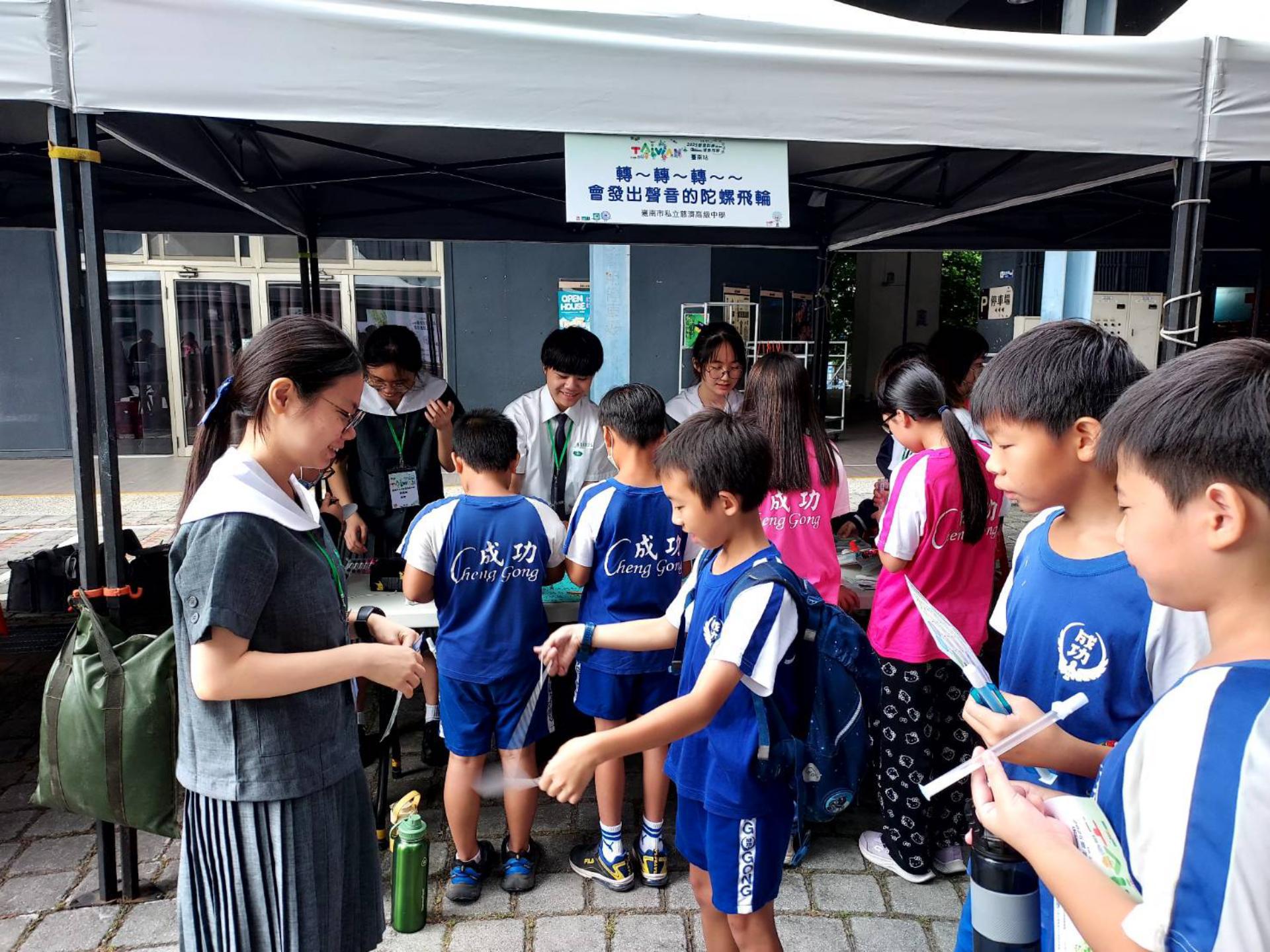 陀螺飛輪體驗動能轉換,小朋友挑戰中展現熱忱與毅力。