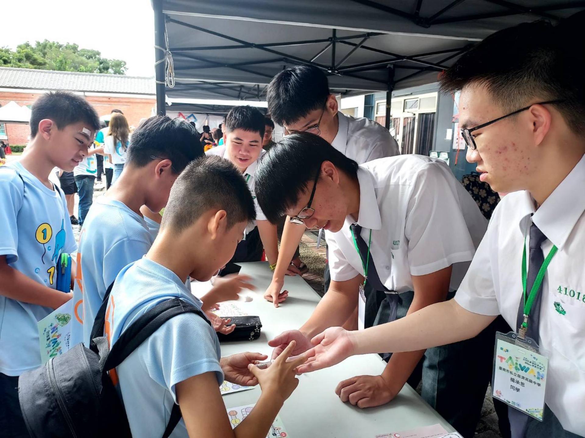 透過製作簡易的手搖手電筒,實際觀察及體驗電磁感應之科學原理。