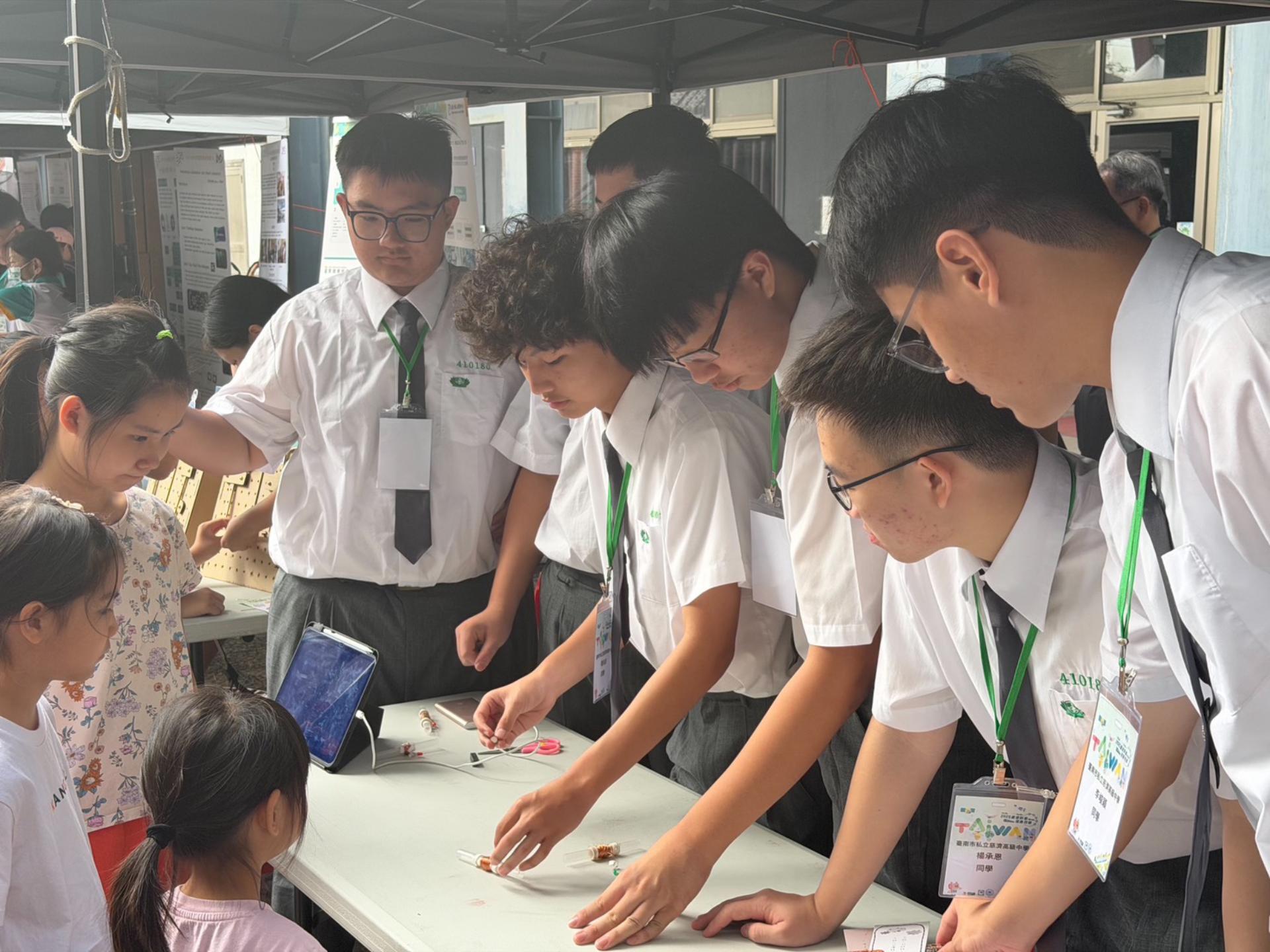 自製搖搖手電筒,學習磁鐵與線圈間的電流產生原理,在實作中探索科學原理,培養探究能力。