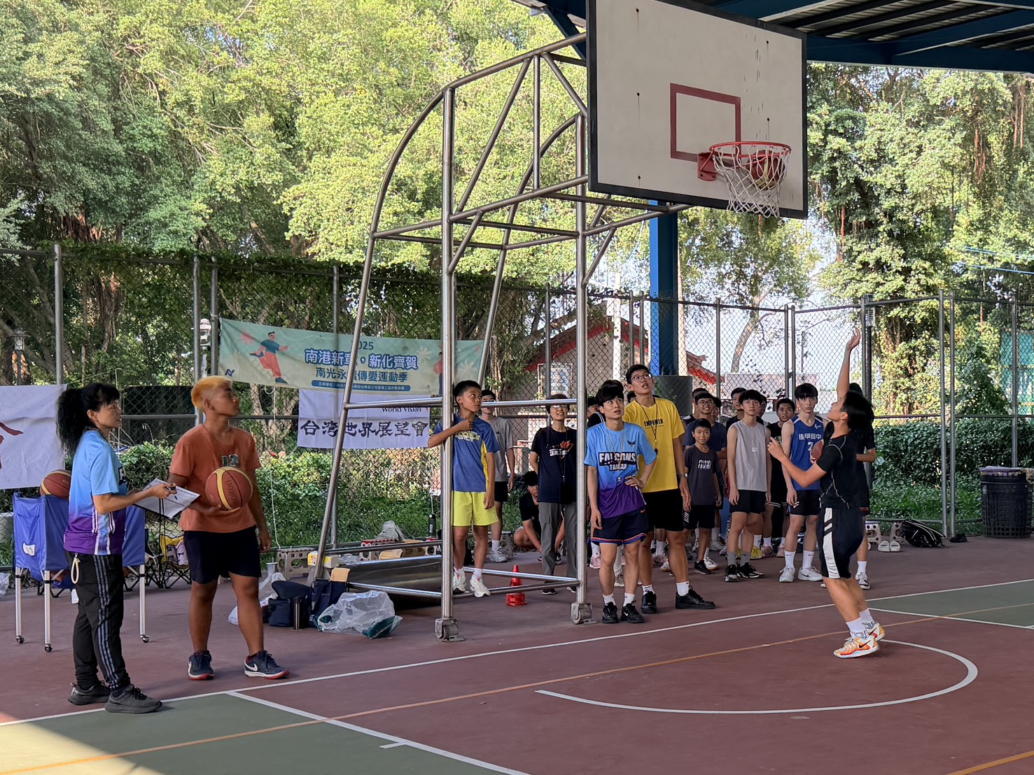 由專業教練進行體能測驗,針對不同孩子的狀況加以分組訓練