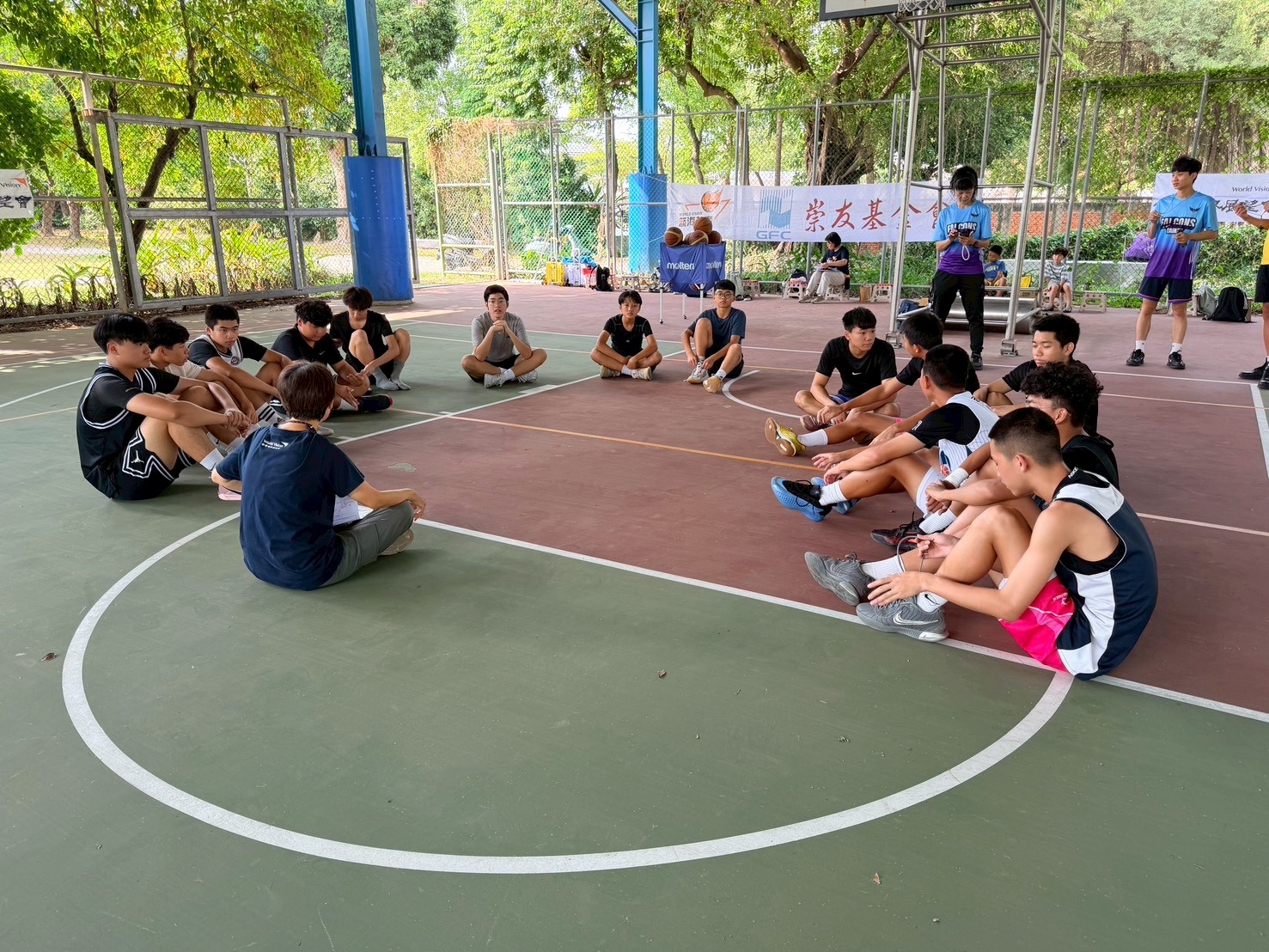 由展望會社工帶領球員講解年度訓練目標以及團隊工作安排。