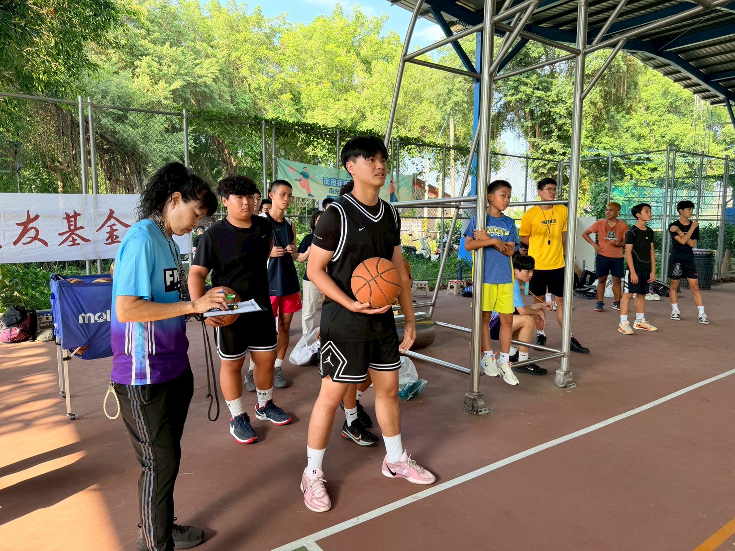 由專業教練進行體能測驗,針對不同孩子的狀況加以分組訓練